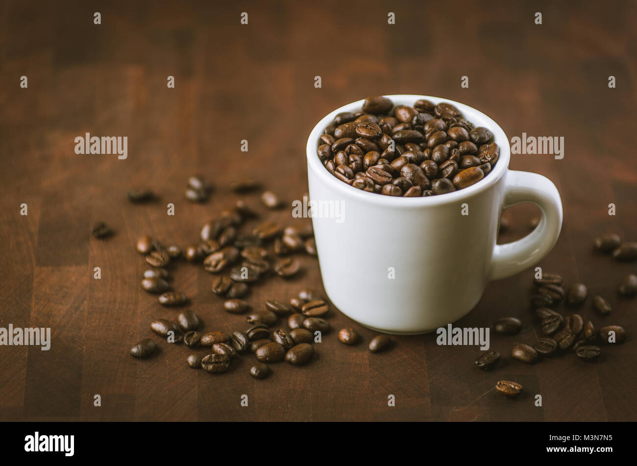 Caffeinated Mocha Java aromatizzati i chicchi di caffè. Una delle molte miscele preferite meglio servito caldo di prima mattina. Foto Stock