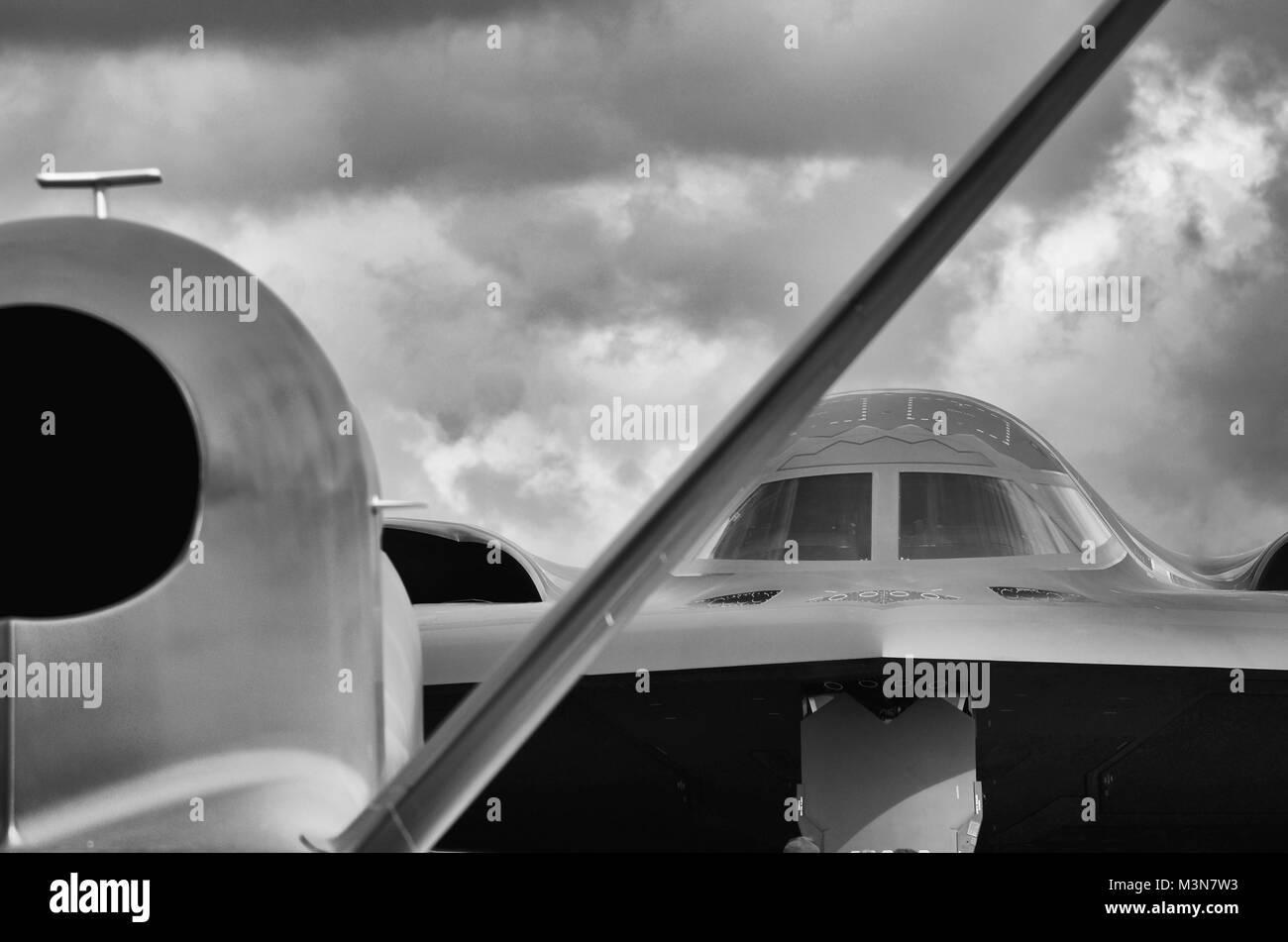 Northrop B-2 Spirit bombardiere stealth e Northrop Grumman RQ-4 Global Hawk uav drone, modern warfare tecnologia. In bianco e nero. In bianco e nero Foto Stock