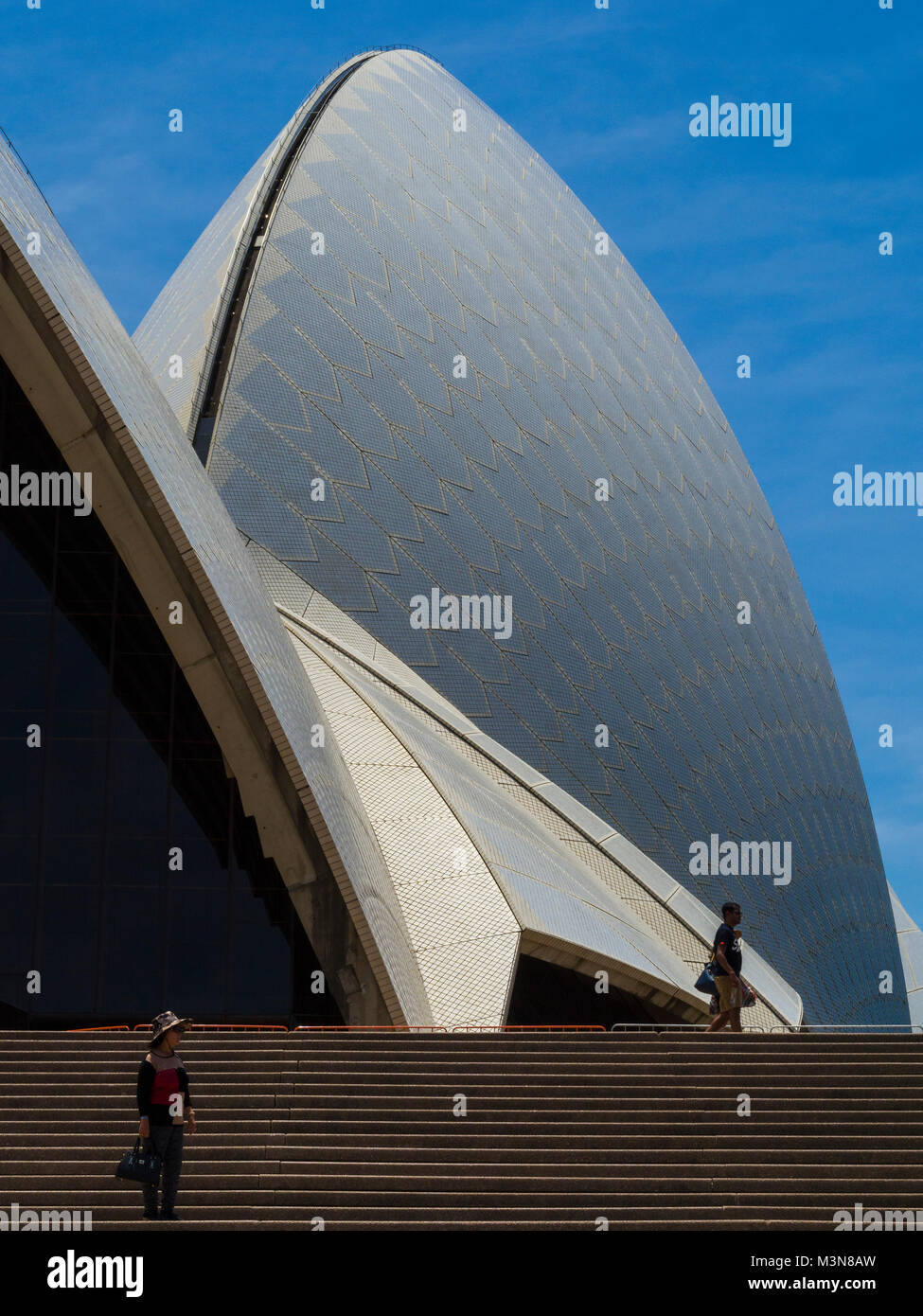 Le fasi che portano alla councourse superiore e distintivo tetto della Sydney Opera House di Sydney, Nuovo Galles del Sud, Australia Foto Stock