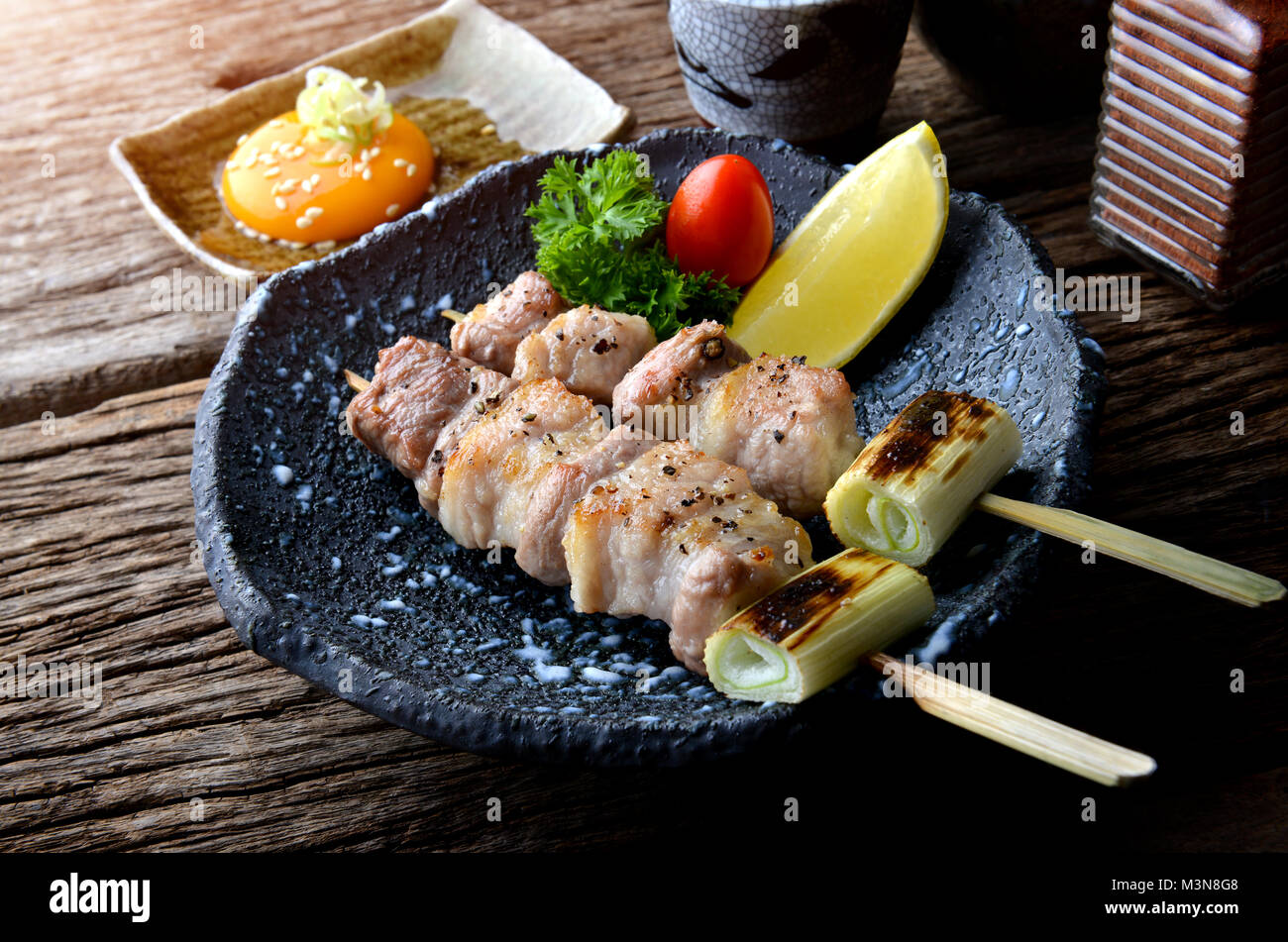 Yakitori Butabara o giapponese pancetta di maiale con griglia di sale e servire la salsa in izakaya ristorante. Foto Stock