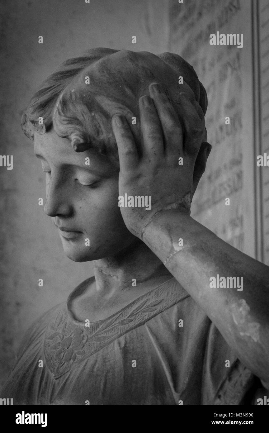 Preoccupato donna statua immerso in un profondo pensiero Foto Stock
