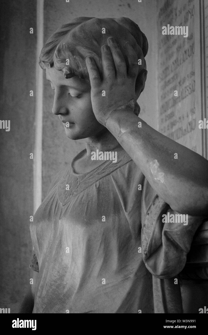 Preoccupato donna statua immerso in un profondo pensiero Foto Stock