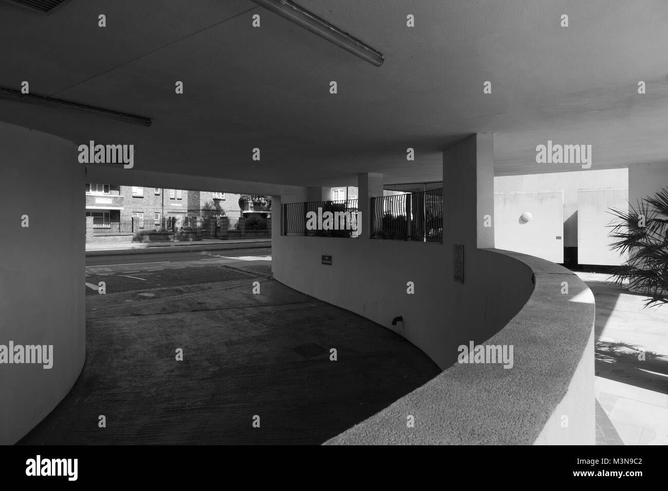 Parcheggio sotterraneo rampa Foto Stock