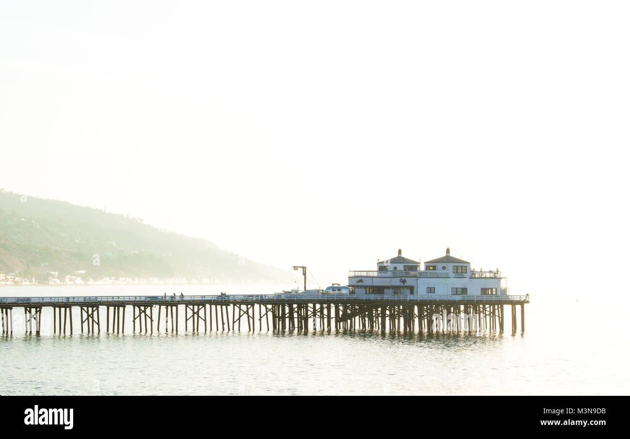 Malibu pier in California, Stati Uniti d'America con nebbia mattutina Foto Stock