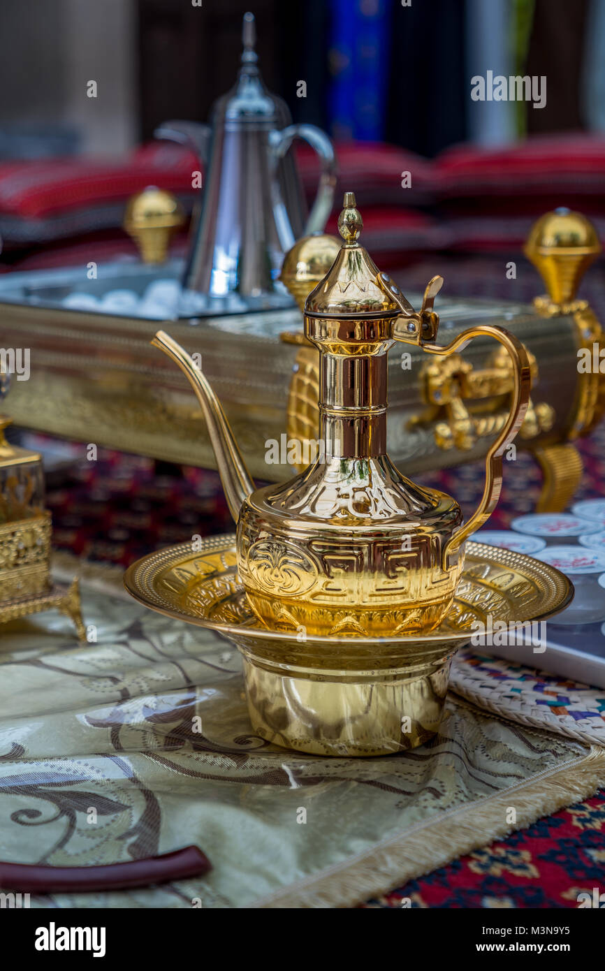 Beautiful Golden arabo caffettiera brough fuori per dare il benvenuto agli ospiti Foto Stock