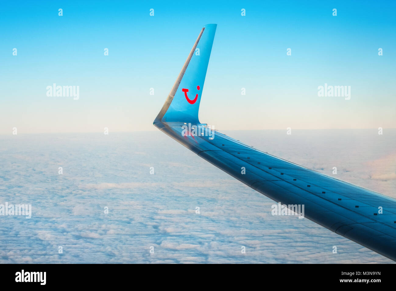 L'ala di un TUI (Thomson) pacchetto vacanze piano /aeroplano Foto Stock