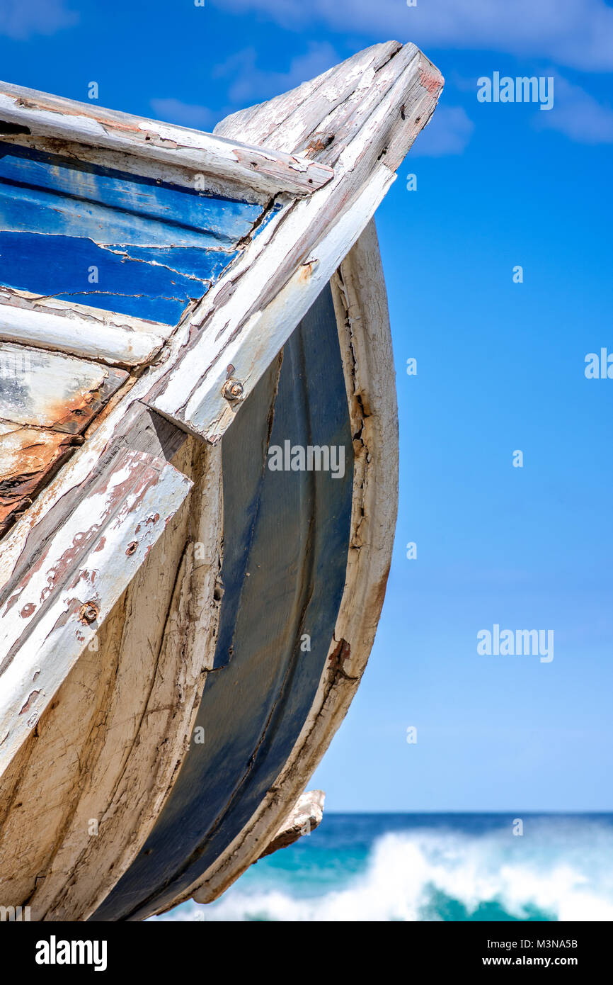 Dettaglio di un relitto di legno con il turchese mare tropicale sfondo. Foto Stock