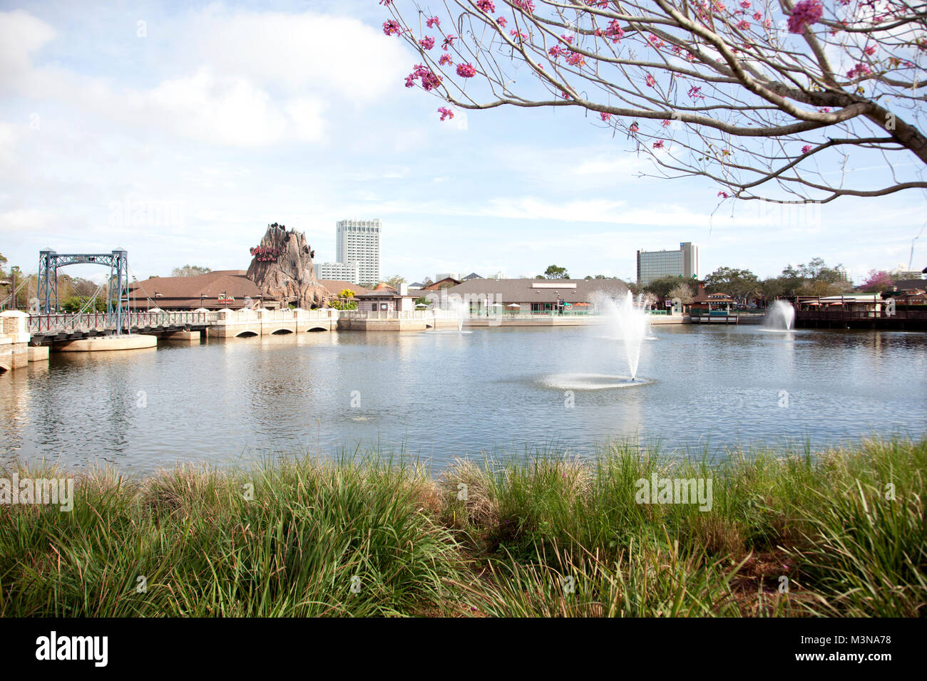 Febbraio 4, 2018 - Orlando, Florida: Disney molle della vista del Lago Buena Vista di attrazioni e un albero ciliegio Foto Stock