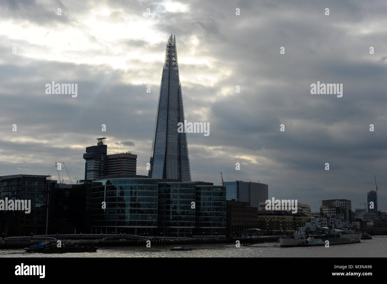 310 m supertall grattacielo di Shard completato nel 2012 progettato da Renzo Piano a Londra, Inghilterra, Regno Unito. 5 aprile 2015. Questo è il più alto Foto Stock 310 m supertall grattacielo di Shard completato nel 2012 progettato da Renzo Piano a Londra, Inghilterra, Regno Unito. 5 aprile 2015. Questo è il più alto Foto Stock