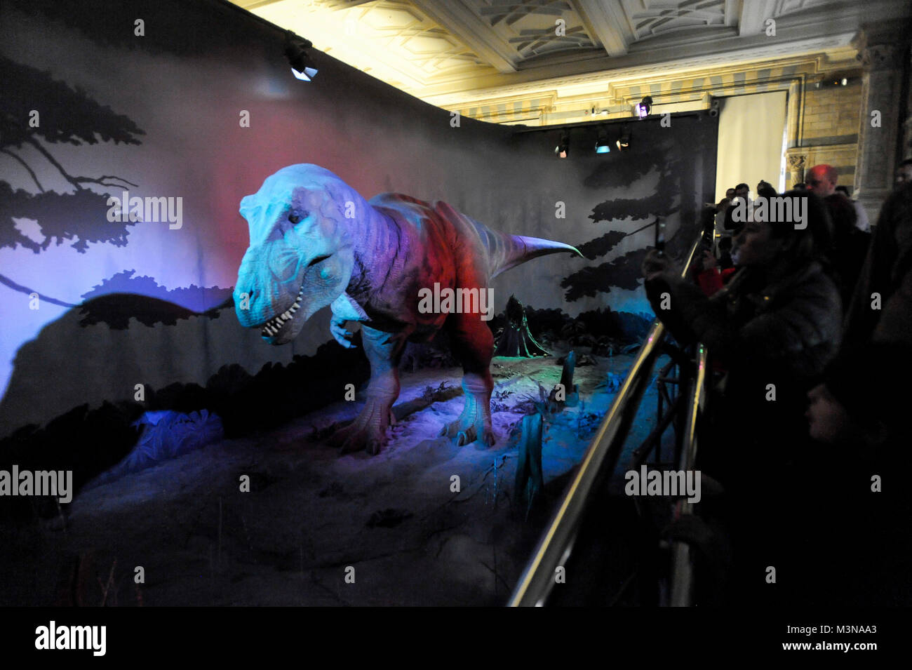 Spostando ruggente modello di T. rex dinasaur nel Museo di Storia Naturale di Londra, Inghilterra, Regno Unito. 5 aprile 2015 © Wojciech Strozyk / Alamy Stoc Foto Stock