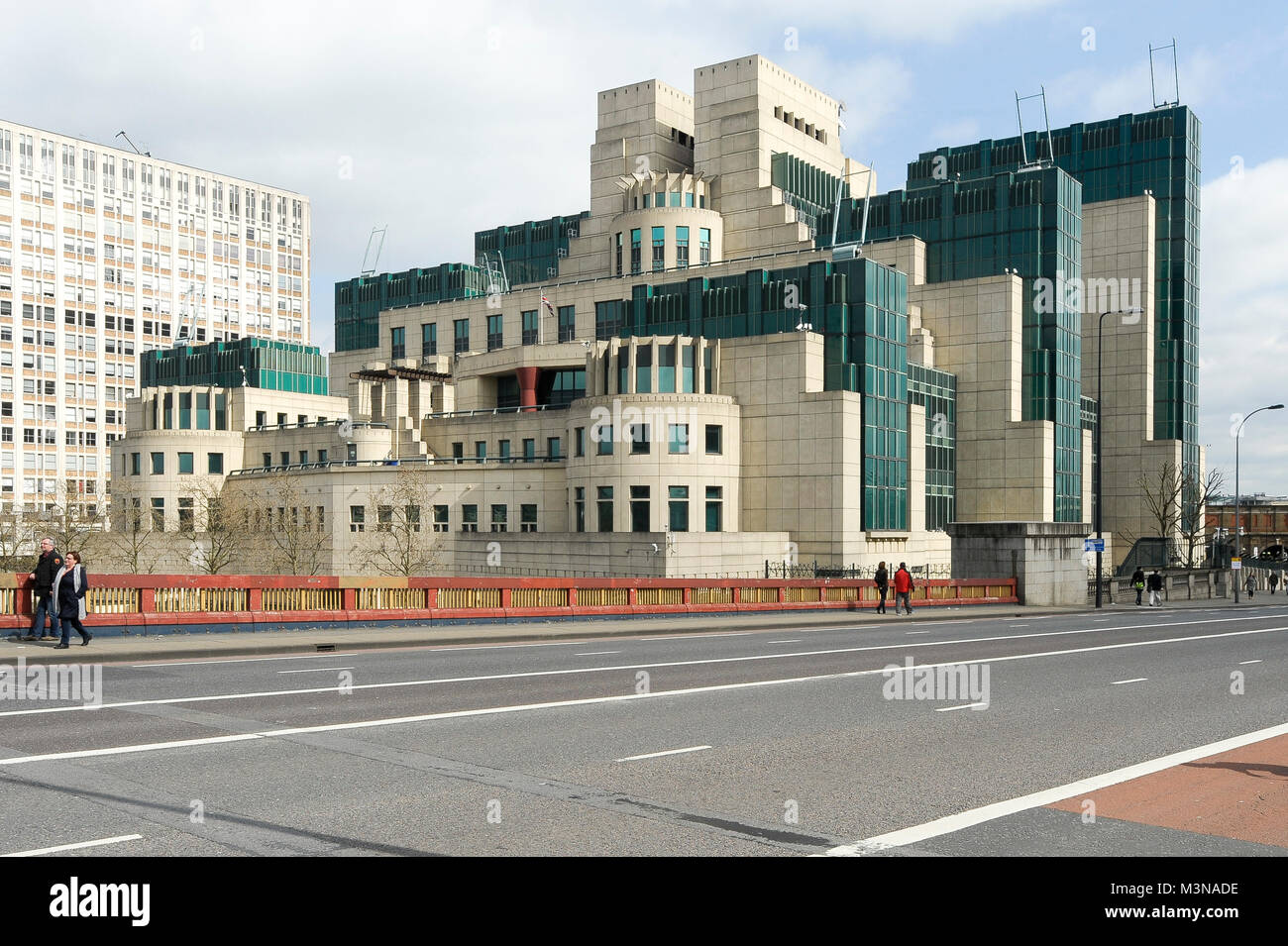 SIS edificio sulla riva sud del fiume Tamigi a Londra, Inghilterra, Regno Unito. 5 aprile 2015. Completato nel 1994, progettato da Terry Farrell è Foto Stock