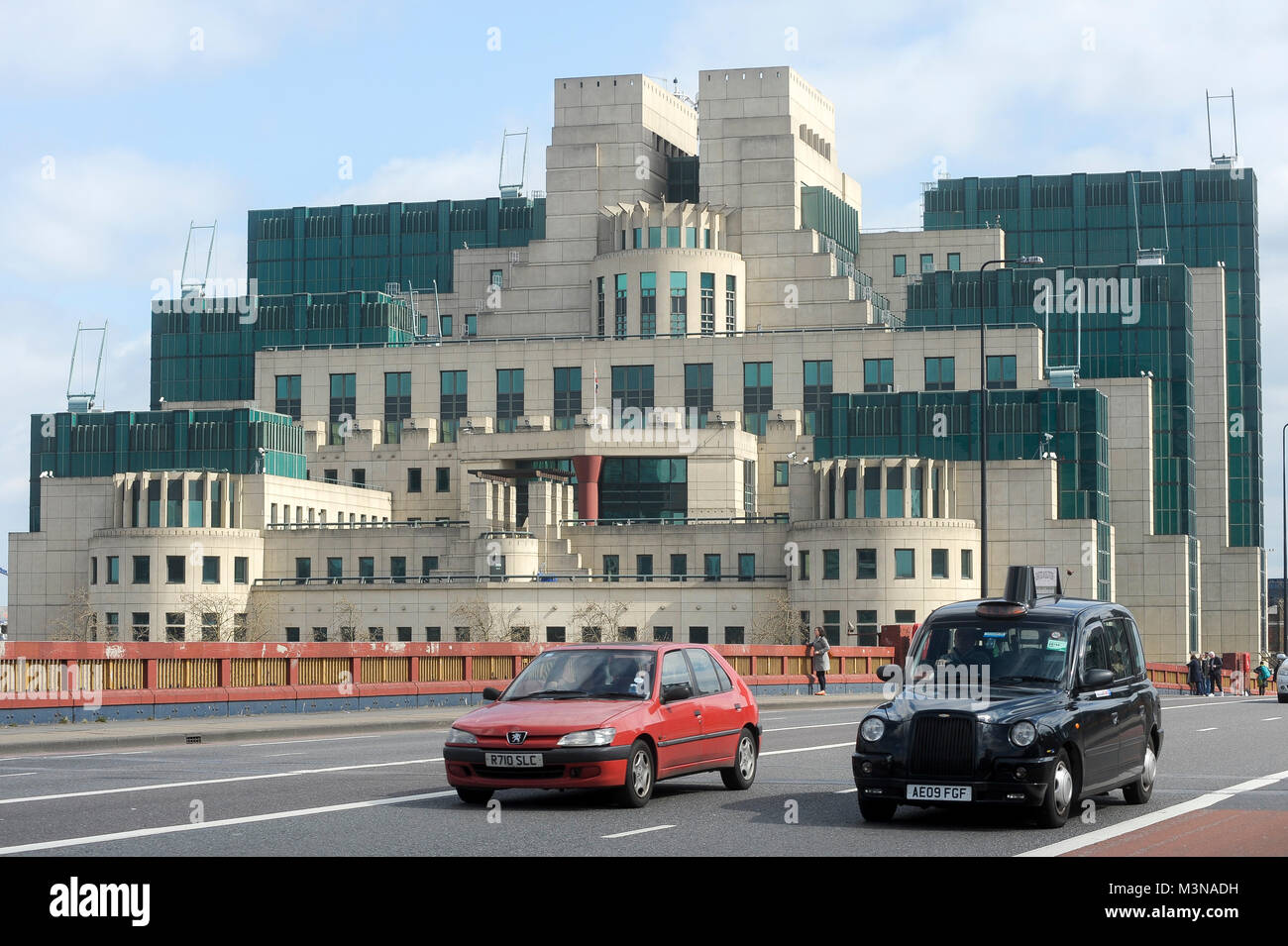 SIS edificio sulla riva sud del fiume Tamigi a Londra, Inghilterra, Regno Unito. 5 aprile 2015. Completato nel 1994, progettato da Terry Farrell è Foto Stock