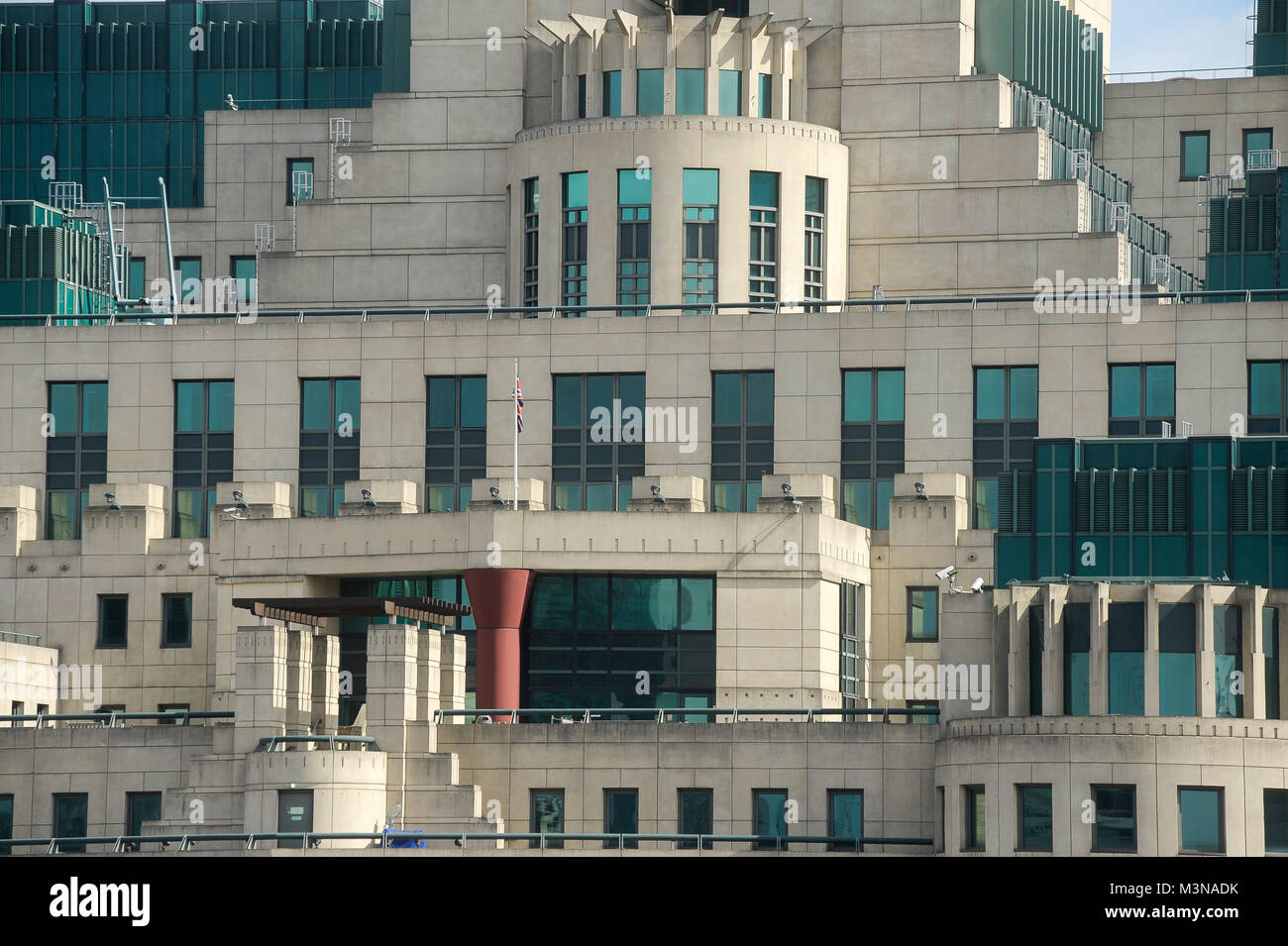 SIS edificio sulla riva sud del fiume Tamigi a Londra, Inghilterra, Regno Unito. 5 aprile 2015. Completato nel 1994, progettato da Terry Farrell è Foto Stock