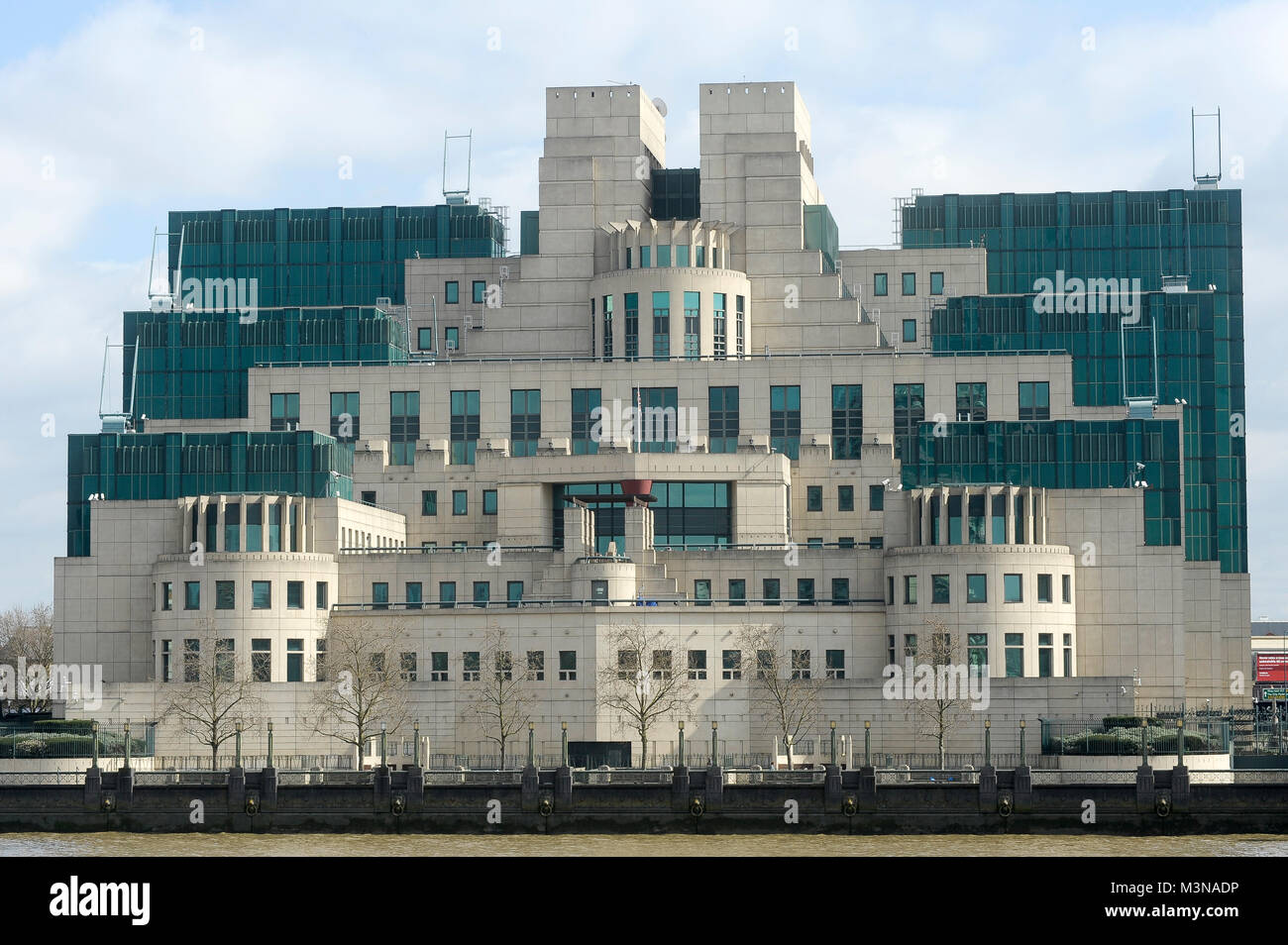 SIS edificio sulla riva sud del fiume Tamigi a Londra, Inghilterra, Regno Unito. 5 aprile 2015. Completato nel 1994, progettato da Terry Farrell è Foto Stock