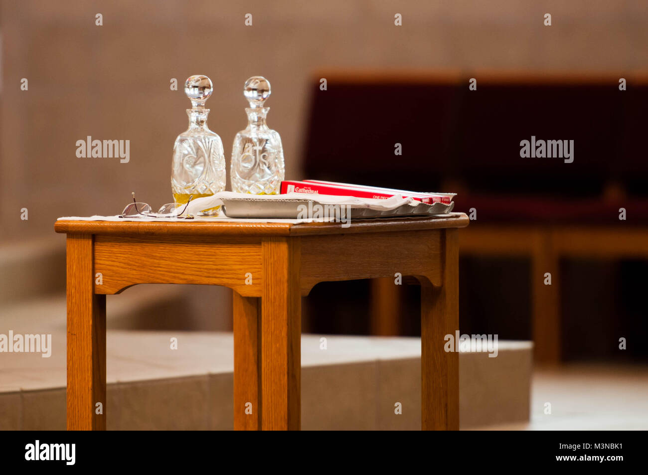 Oggetti per un battesimo cattolico Rituale Foto Stock Oggetti per un battesimo cattolico Rituale Foto Stock