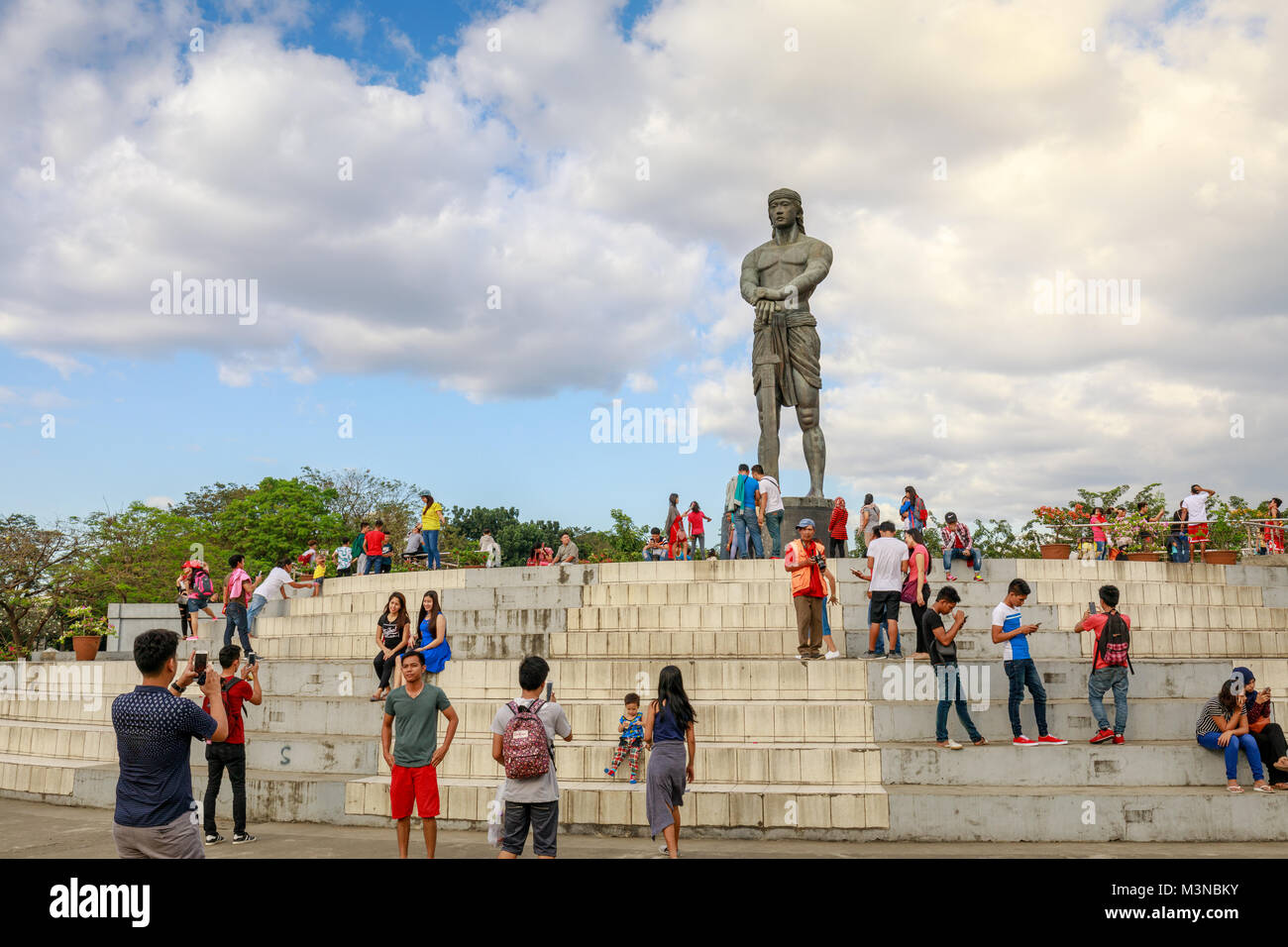 Manila, Filippine - Febbraio 4, 2018 : La statua di sentinella della libertà (Lapu Lapu monumento) in Rizal Park al centro del cerchio Agrifina, uomo Foto Stock