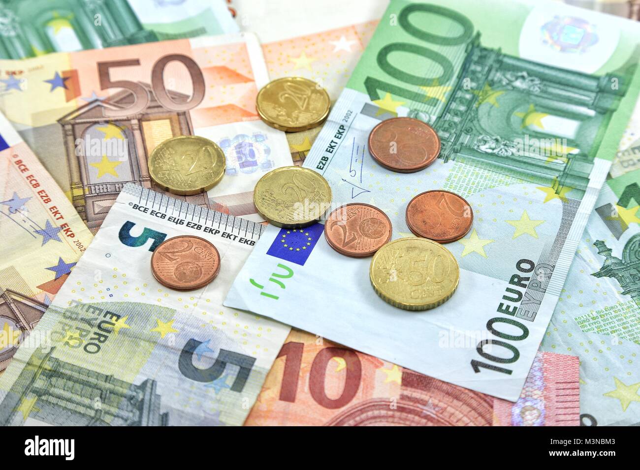 Denaro Euro monete e banconote come sfondo Foto stock - Alamy