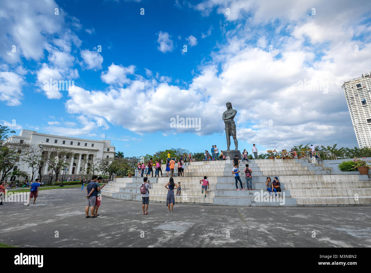 Manila, Filippine - Febbraio 4, 2018 : La statua di sentinella della libertà (Lapu Lapu monumento) in Rizal Park al centro del cerchio Agrifina, uomo Foto Stock