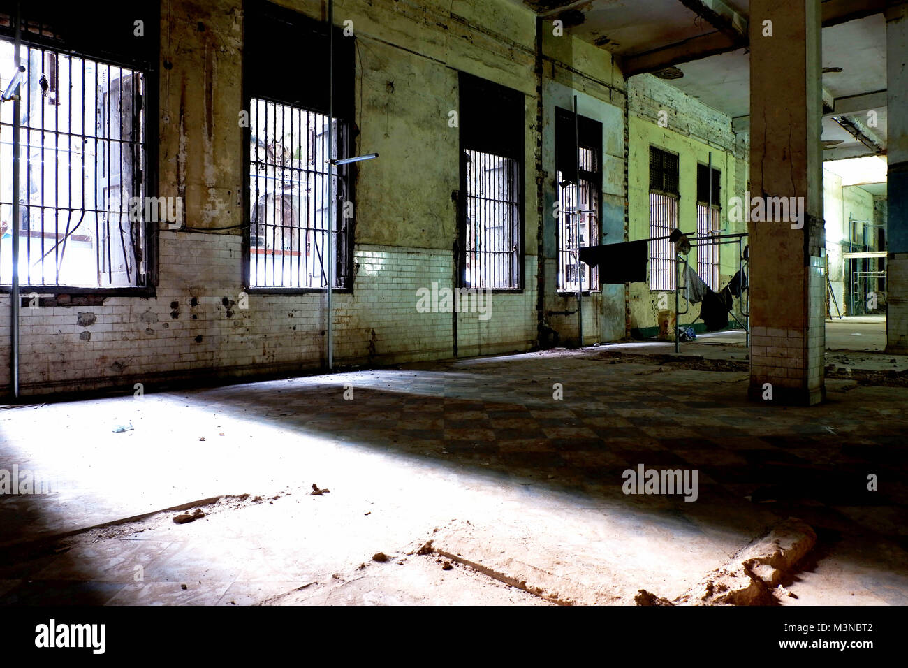 Edificio abbandonato interno nella Città Vecchia Yangon Myanmar Foto Stock