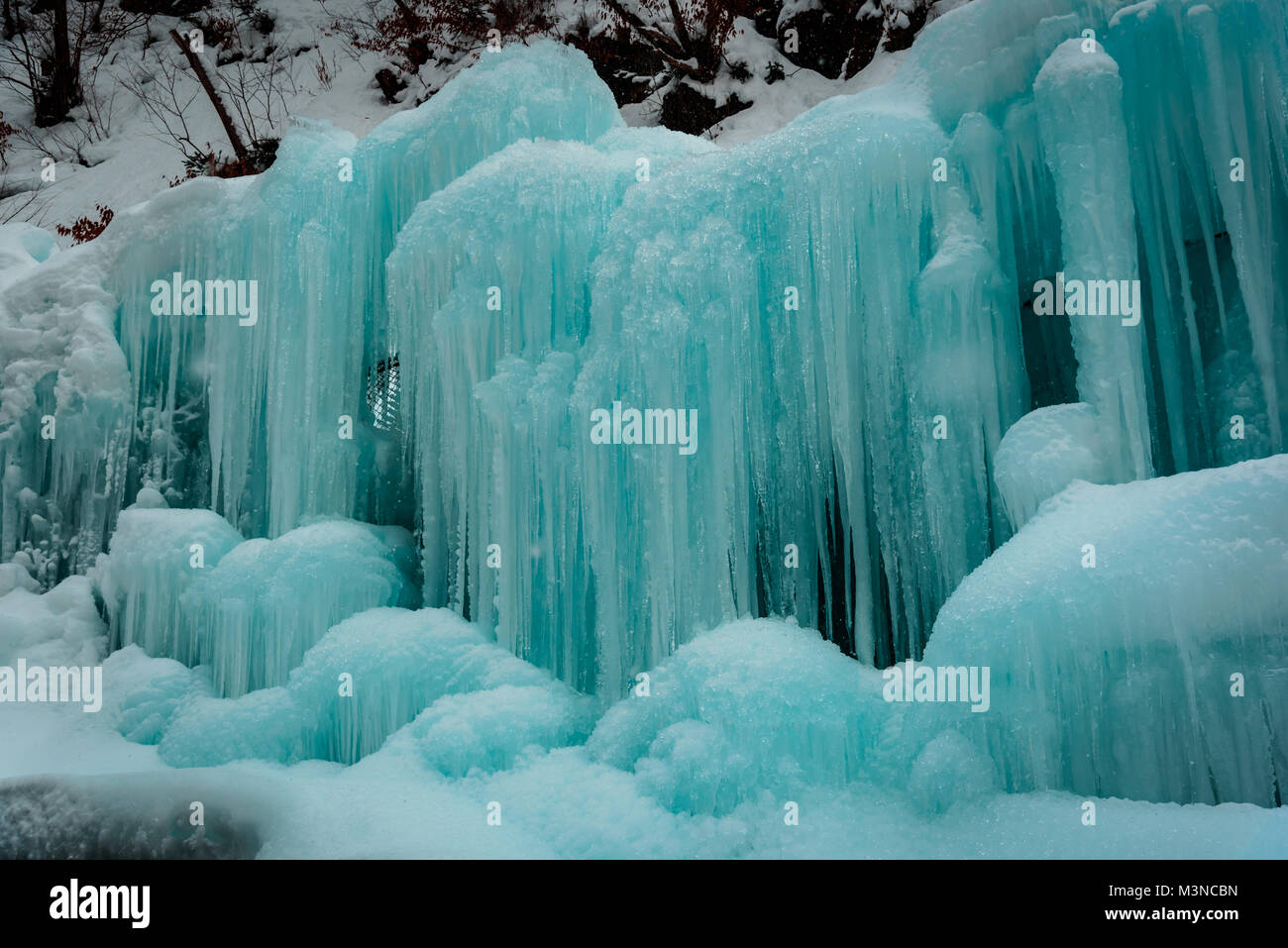 Cascate gelate nel periodo invernale in montagna, Gifu, Giappone Foto Stock