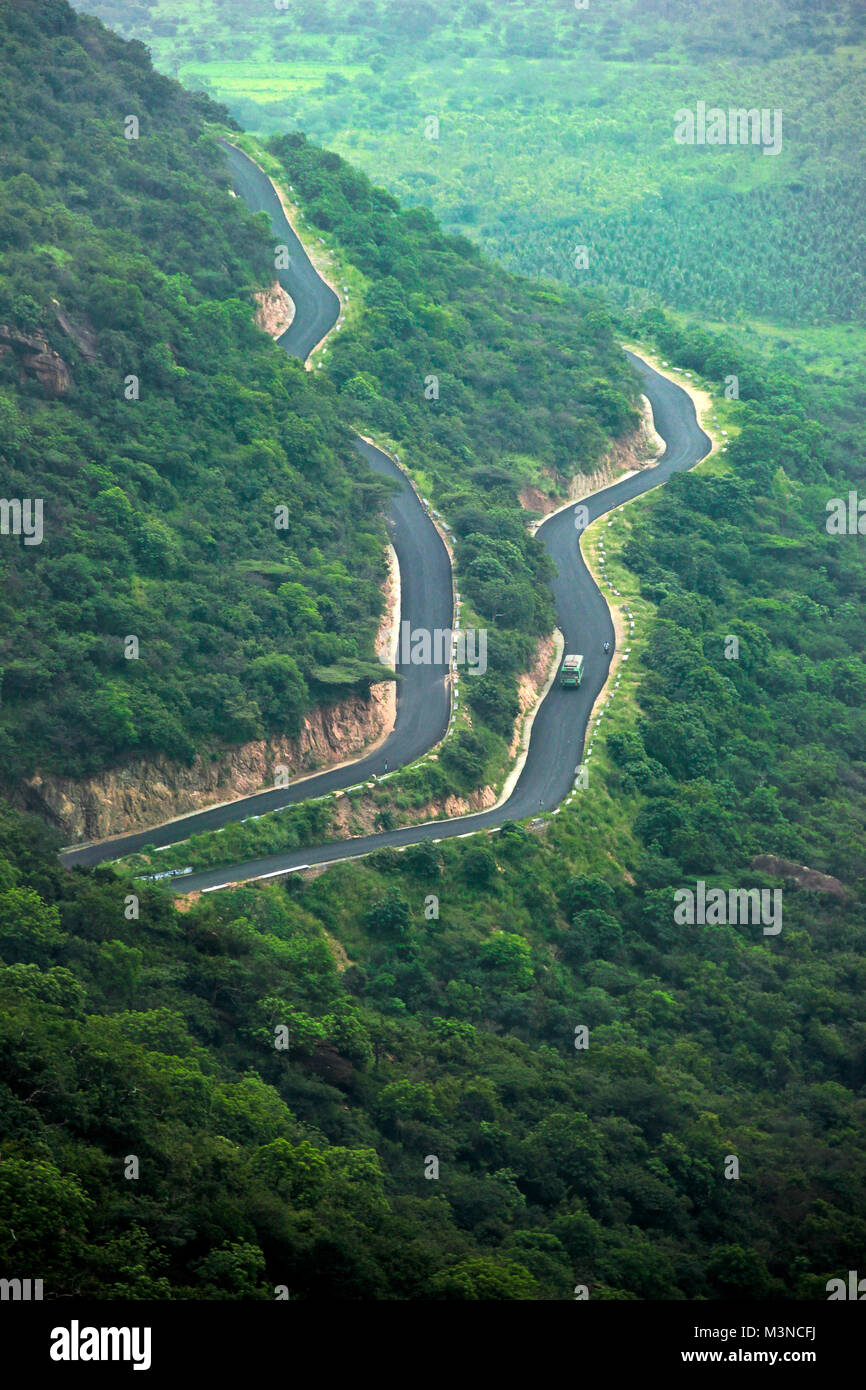 Le strade tortuose di Kodaikanal, Tamilnadu, India Foto Stock