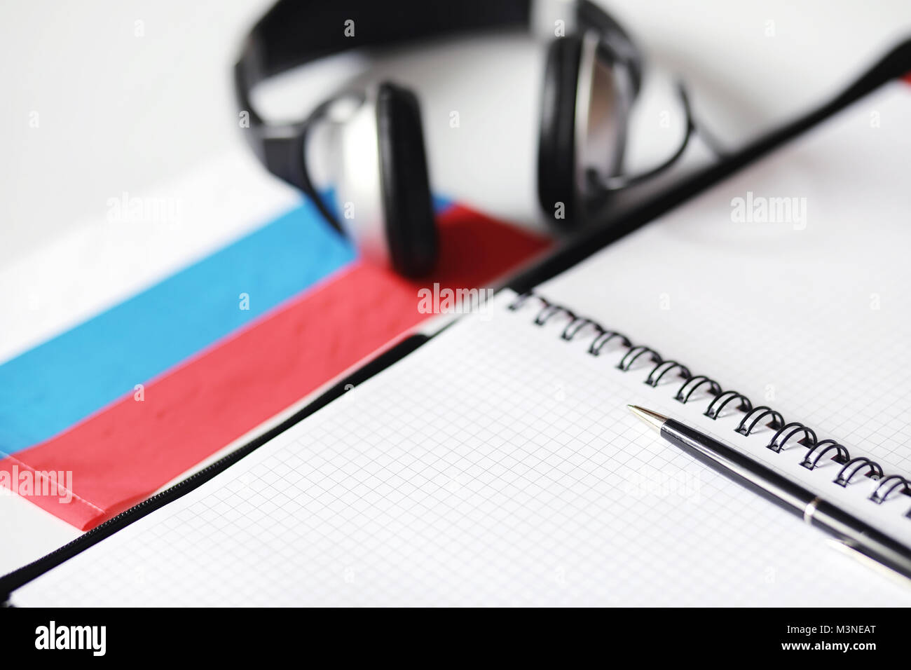 L apprendimento delle lingue straniere. Blocco note per voci e una bandiera. Lang Foto Stock
