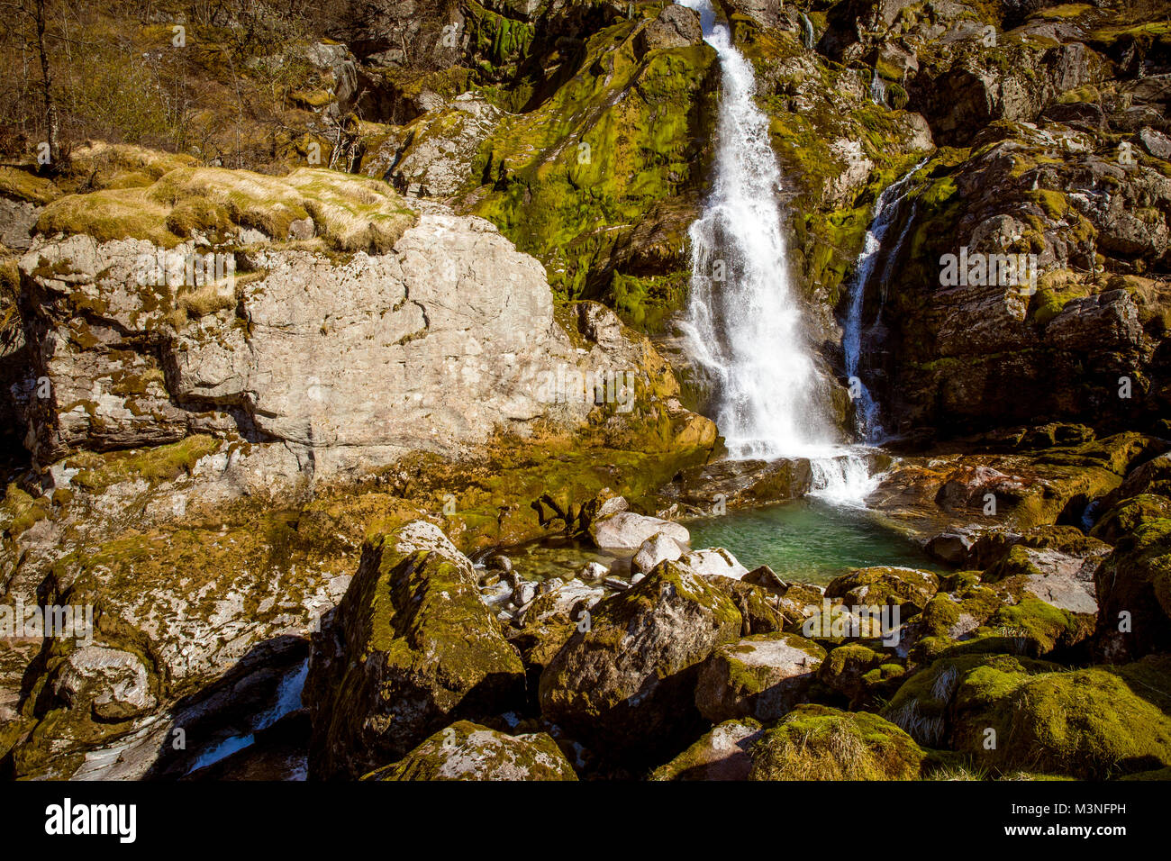 Cascata vicino Ghiacciaio Briksdal, Norvegia Foto Stock