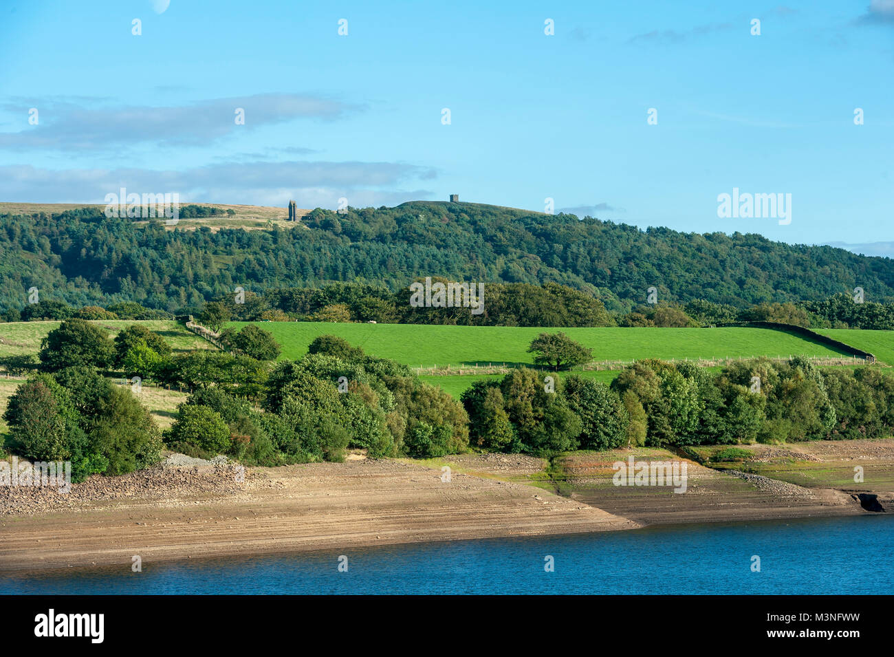 Vista del famoso Lancashire landmark di Rivington Pike e piccione torre nell'ex Giardini Leverhulme presi dal proprio di fronte all'achillea nel serbatoio Foto Stock