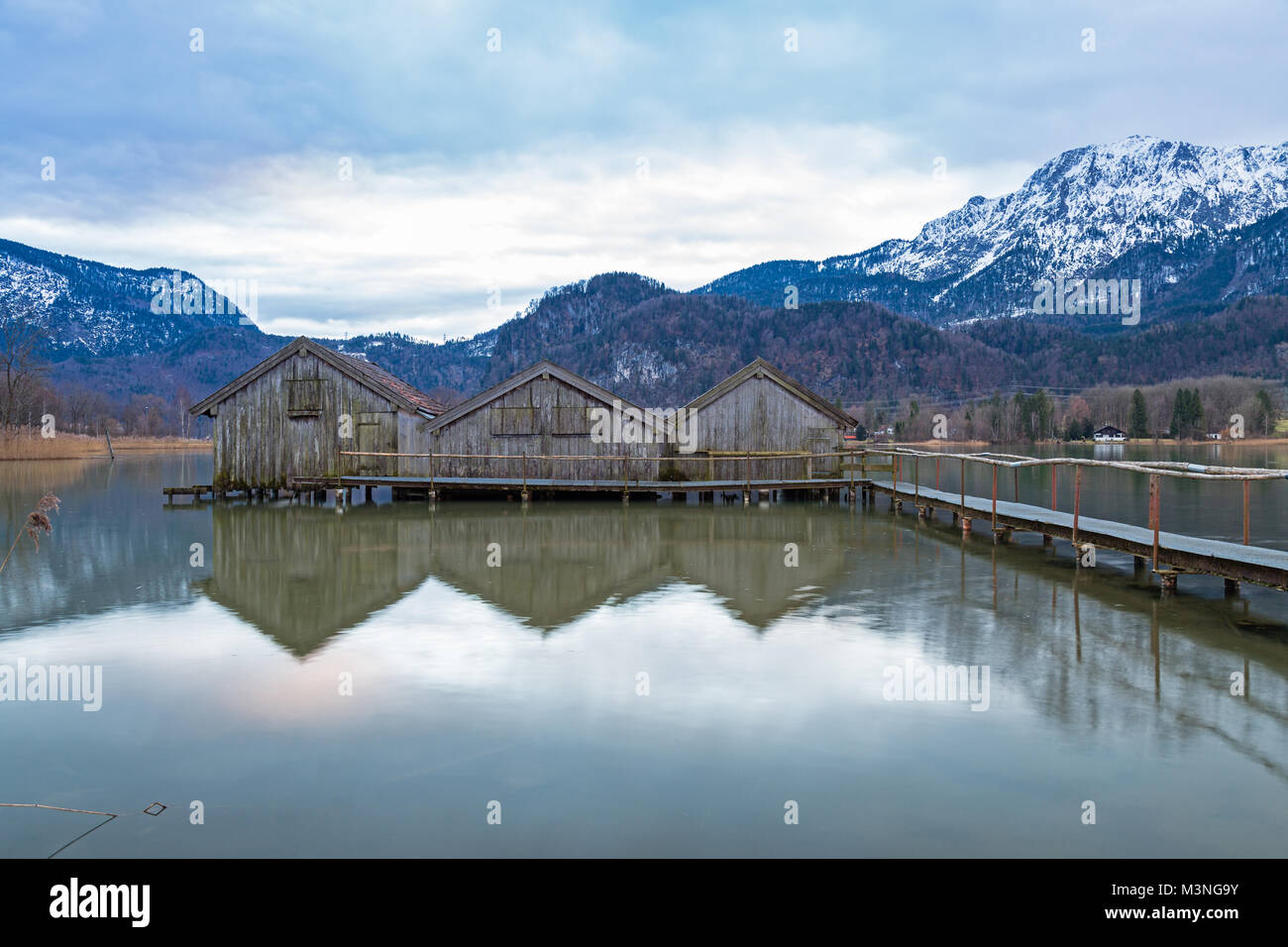 Boathouses al lago Kochelsee, Baviera, Germania, su una sera d'inverno Foto Stock