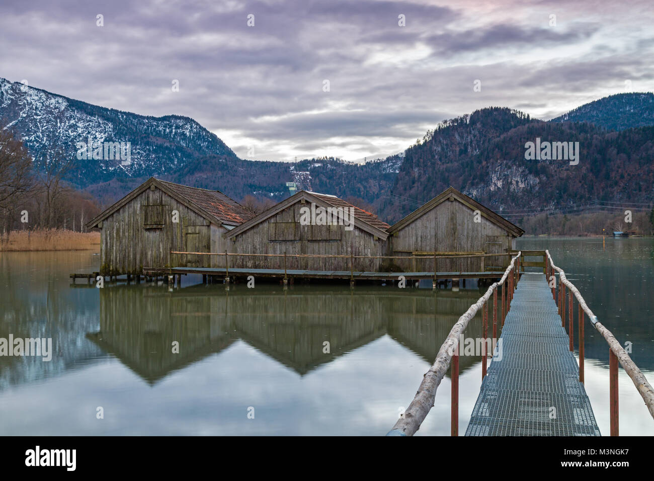Boathouses al lago Kochelsee, Baviera, Germania, su una sera d'inverno Foto Stock