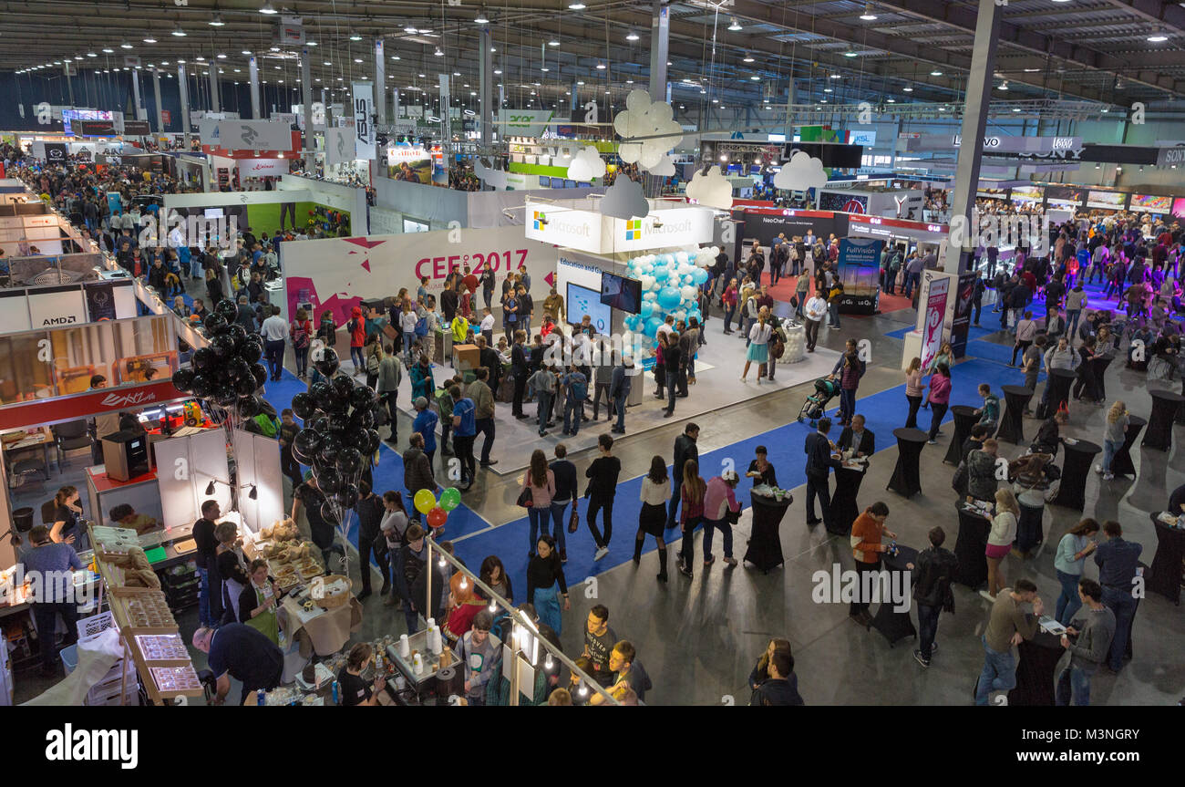 KIEV, UCRAINA - 07 ottobre 2017: la gente visita CEE 2017, il più grande consumer electronics trade show di Ucraina in ExpoPlaza Exhibition Centre. Foto Stock