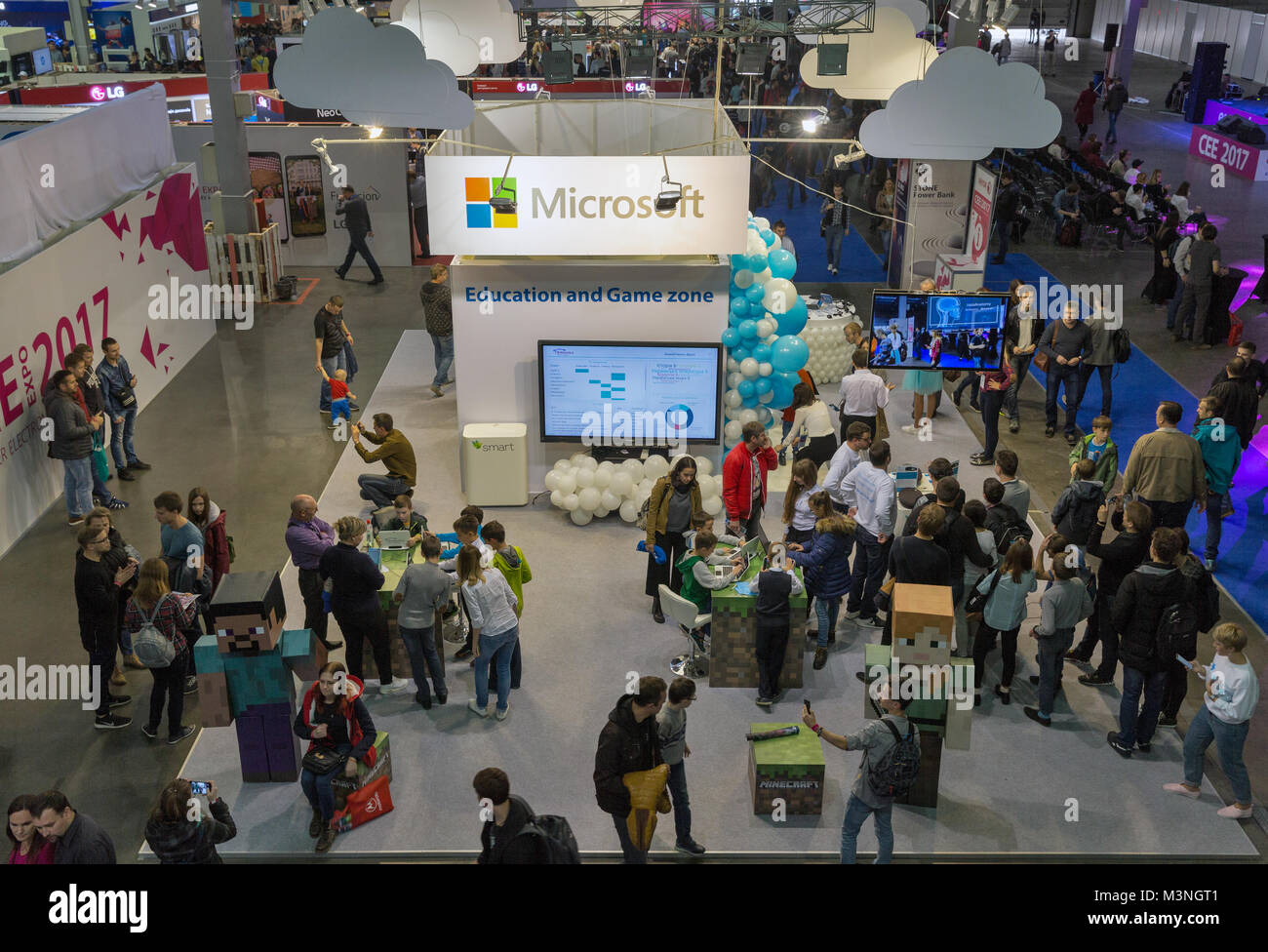 KIEV, UCRAINA - 07 ottobre 2017: la gente visita Microsoft Education e zona giochi presso la CEE 2017, il più grande consumer electronics trade show di Ucraina i Foto Stock