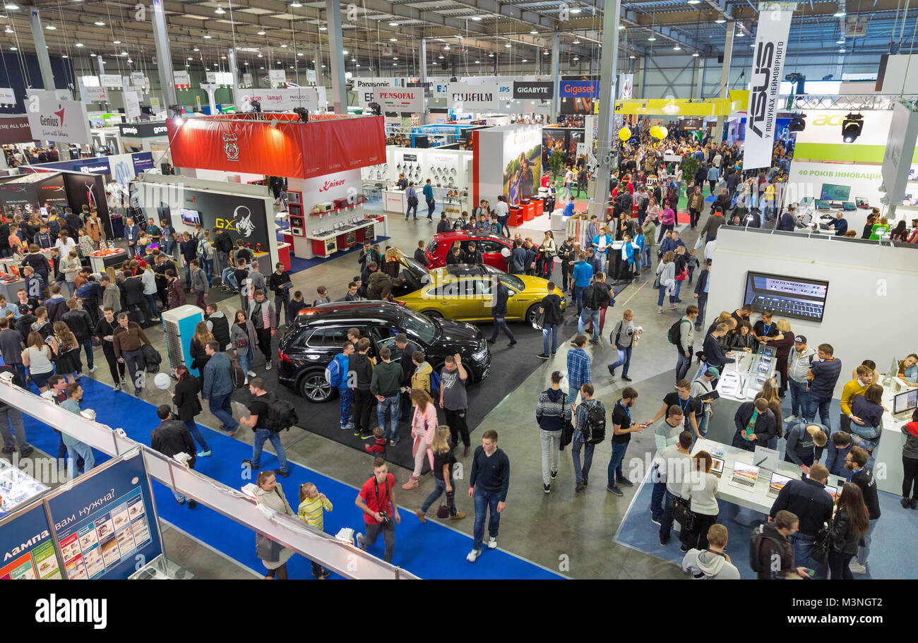 KIEV, UCRAINA - 07 ottobre 2017: la gente visita CEE 2017, il più grande consumer electronics trade show di Ucraina in ExpoPlaza Exhibition Centre. Foto Stock