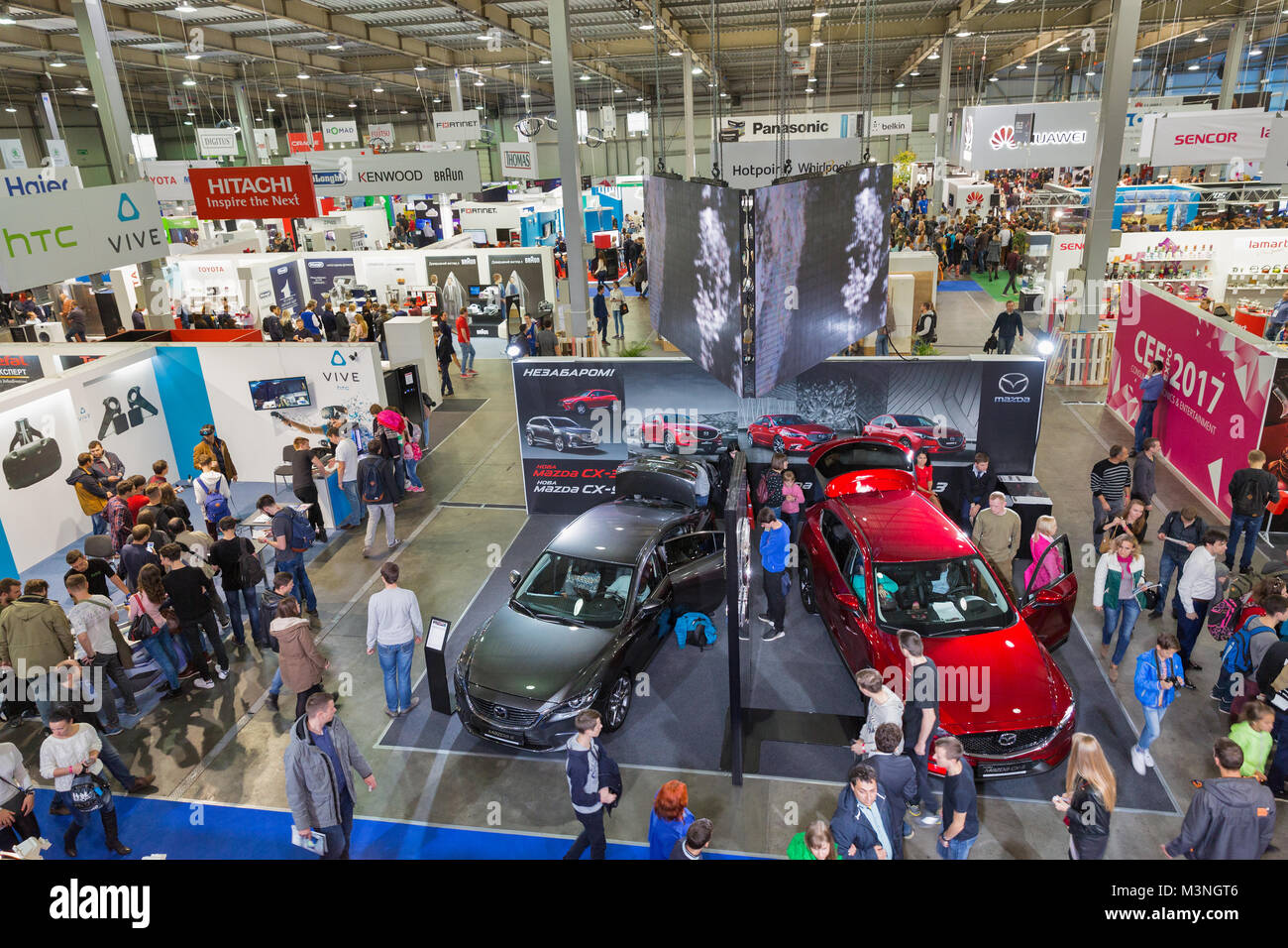 KIEV, UCRAINA - 07 ottobre 2017: la gente visita CEE 2017, il più grande consumer electronics trade show di Ucraina in ExpoPlaza Exhibition Centre. Foto Stock