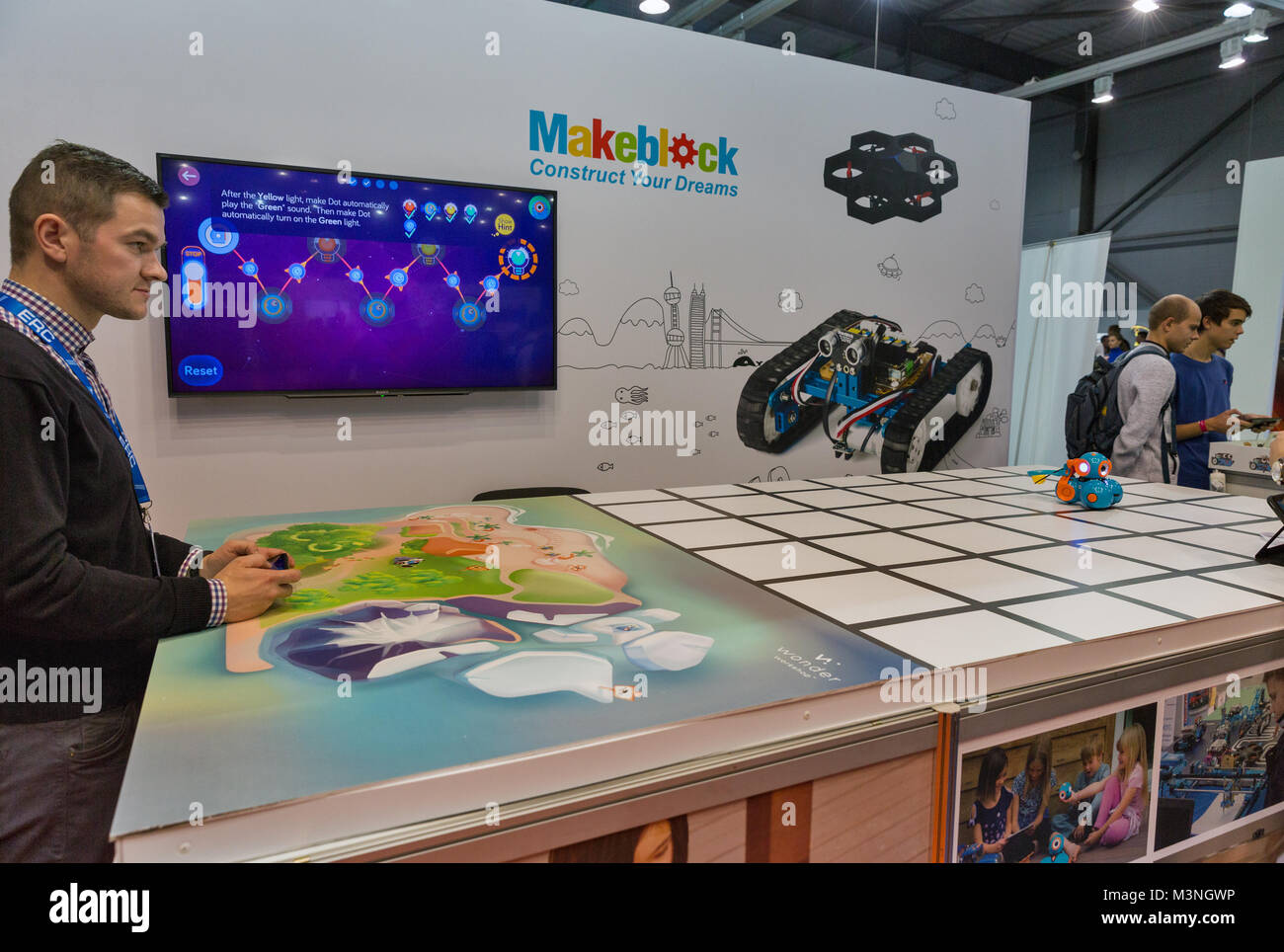 KIEV, UCRAINA - 07 ottobre 2017: la gente visita Makeblock, marchio cinese di robot giocattoli da costruzione presso lo stand durante la CEE 2017, il maggiore consumatore elec Foto Stock