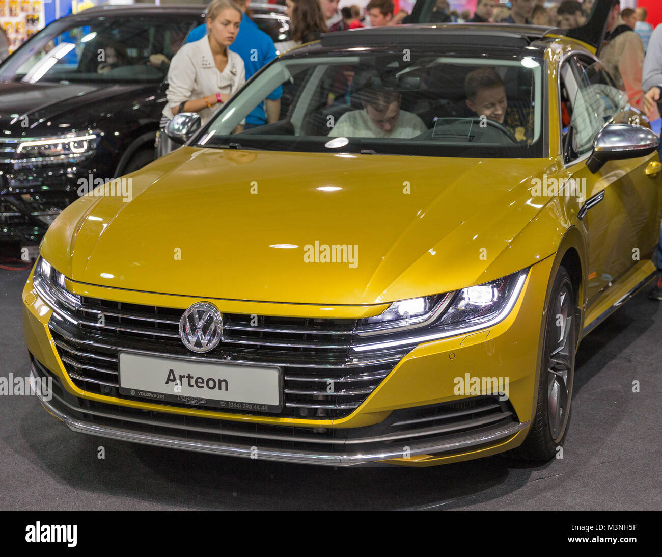 KIEV, UCRAINA - 07 ottobre 2017: la gente visita Volkswagen, Tedesco multinazionale automobilistico stand durante la CEE 2017, il più grande consumer electronics trad Foto Stock