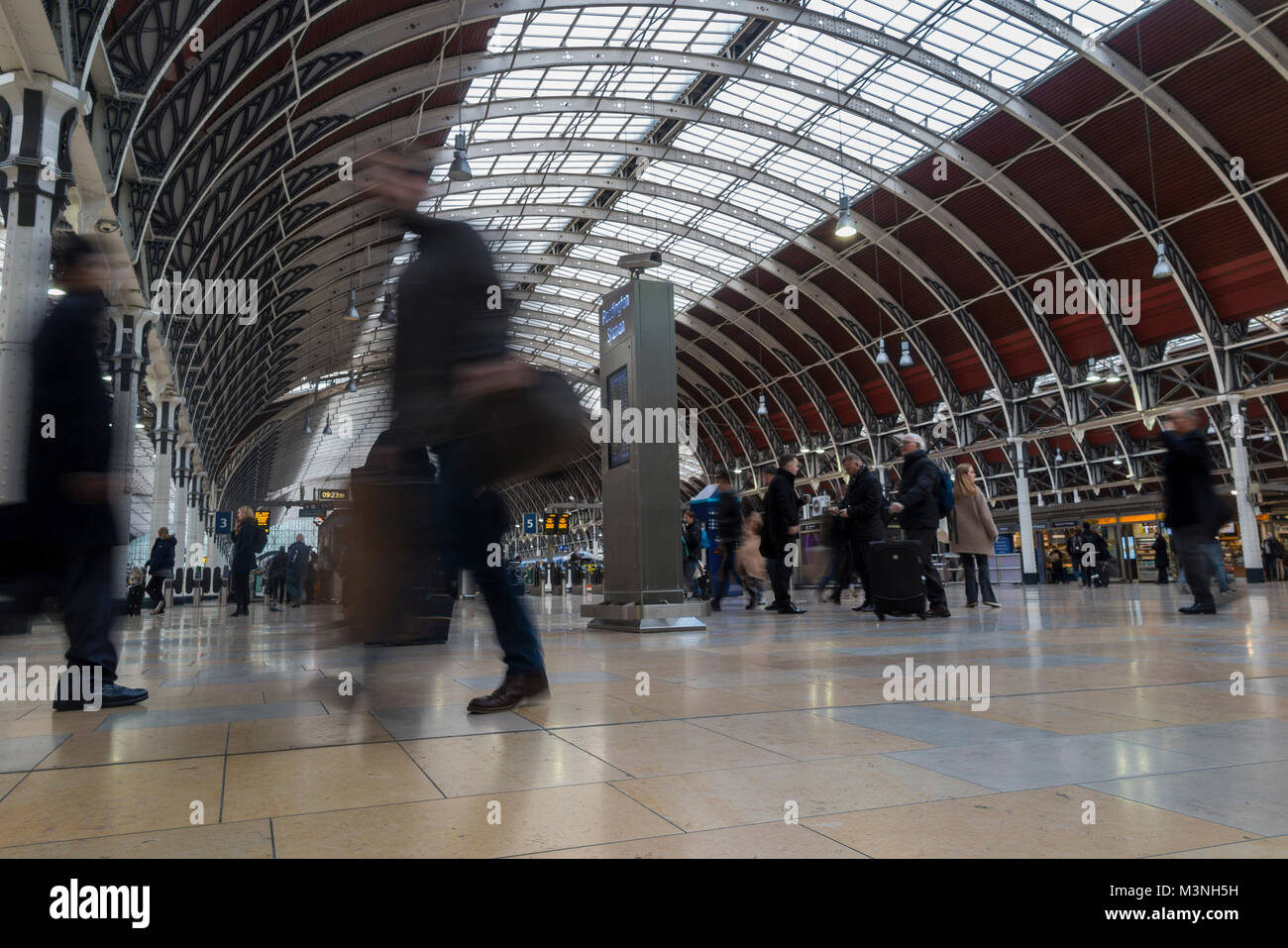 Pendolari correre per prendere un treno alla stazione di Paddington, Londra Foto Stock