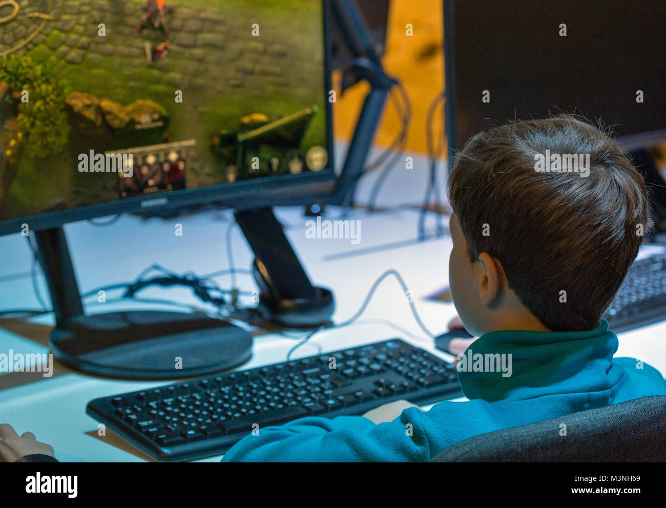 KIEV, UCRAINA - Ottobre 08, 2017: Boy gioca giochi per computer su stand durante la CEE 2017, il più grande consumatore di elettronica trade show di Ucraina in KyivExpo Foto Stock