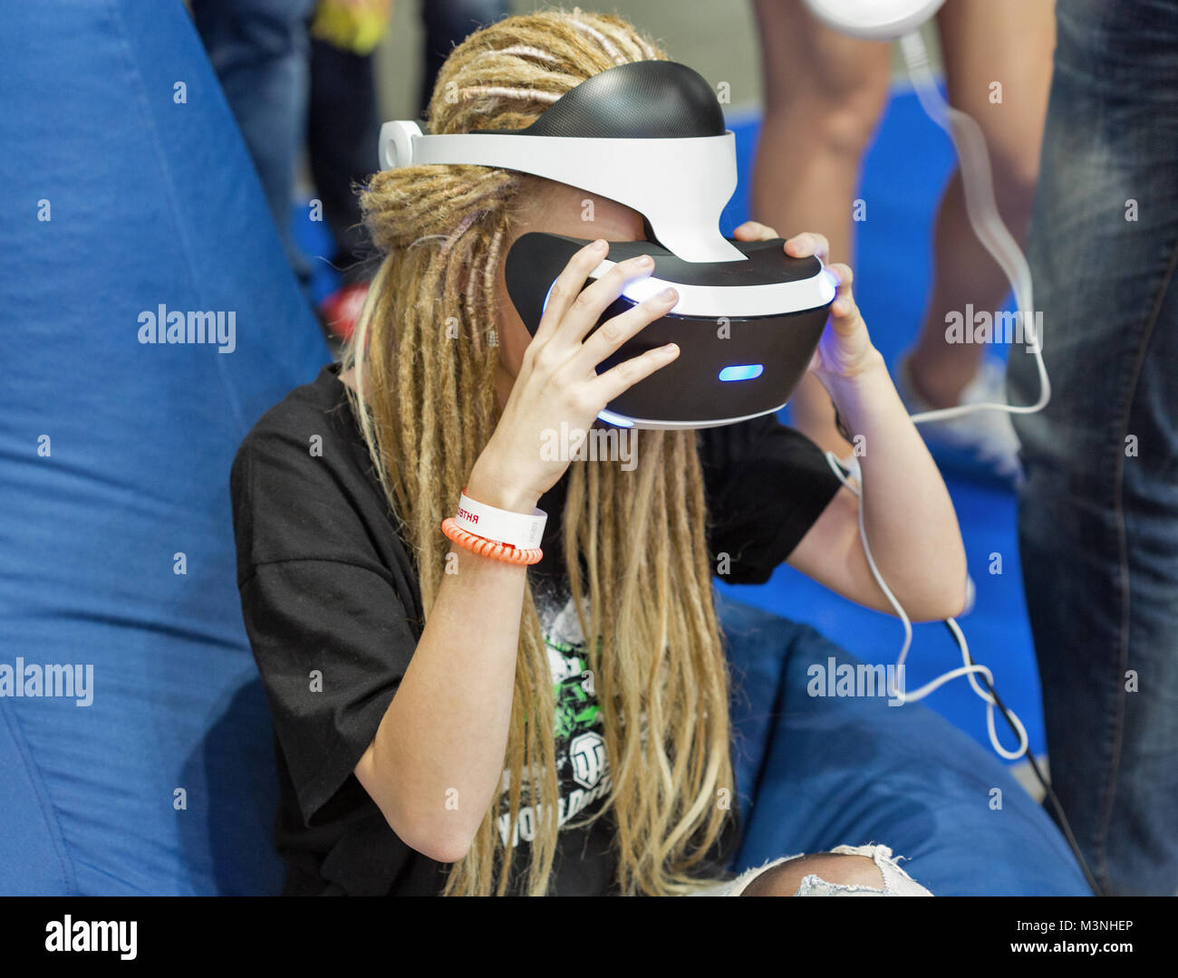 KIEV, UCRAINA - 07 ottobre 2017: la donna nel casco di realtà virtuale e ciò allo stand durante la CEE 2017, il più grande consumer electronics trade show di Ucraina in Foto Stock