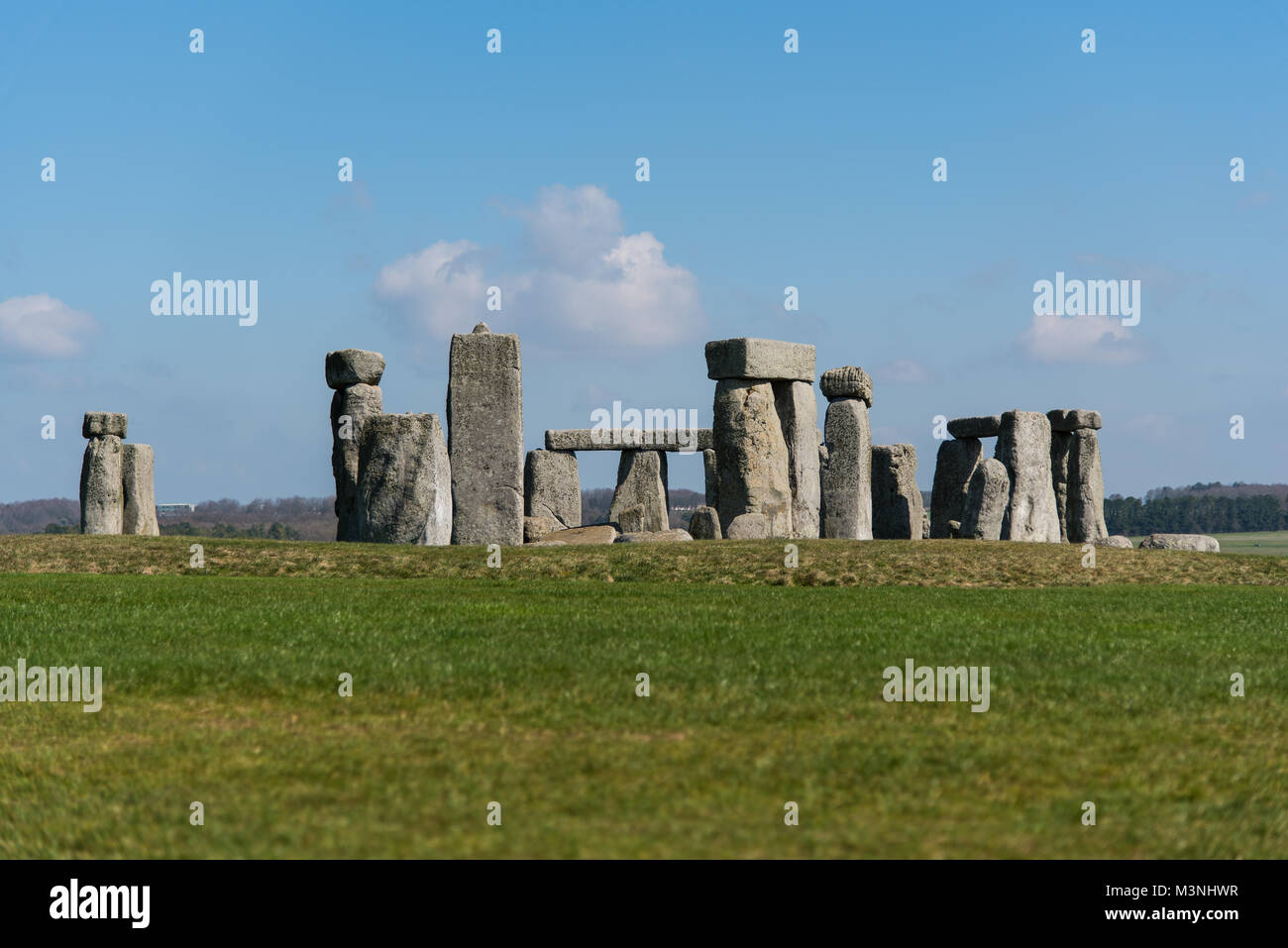 Stonehenge, Wiltshire - vista attraverso i campi di erba dei circoli di pietre su una tranquilla giornata con n. di visitatori Foto Stock