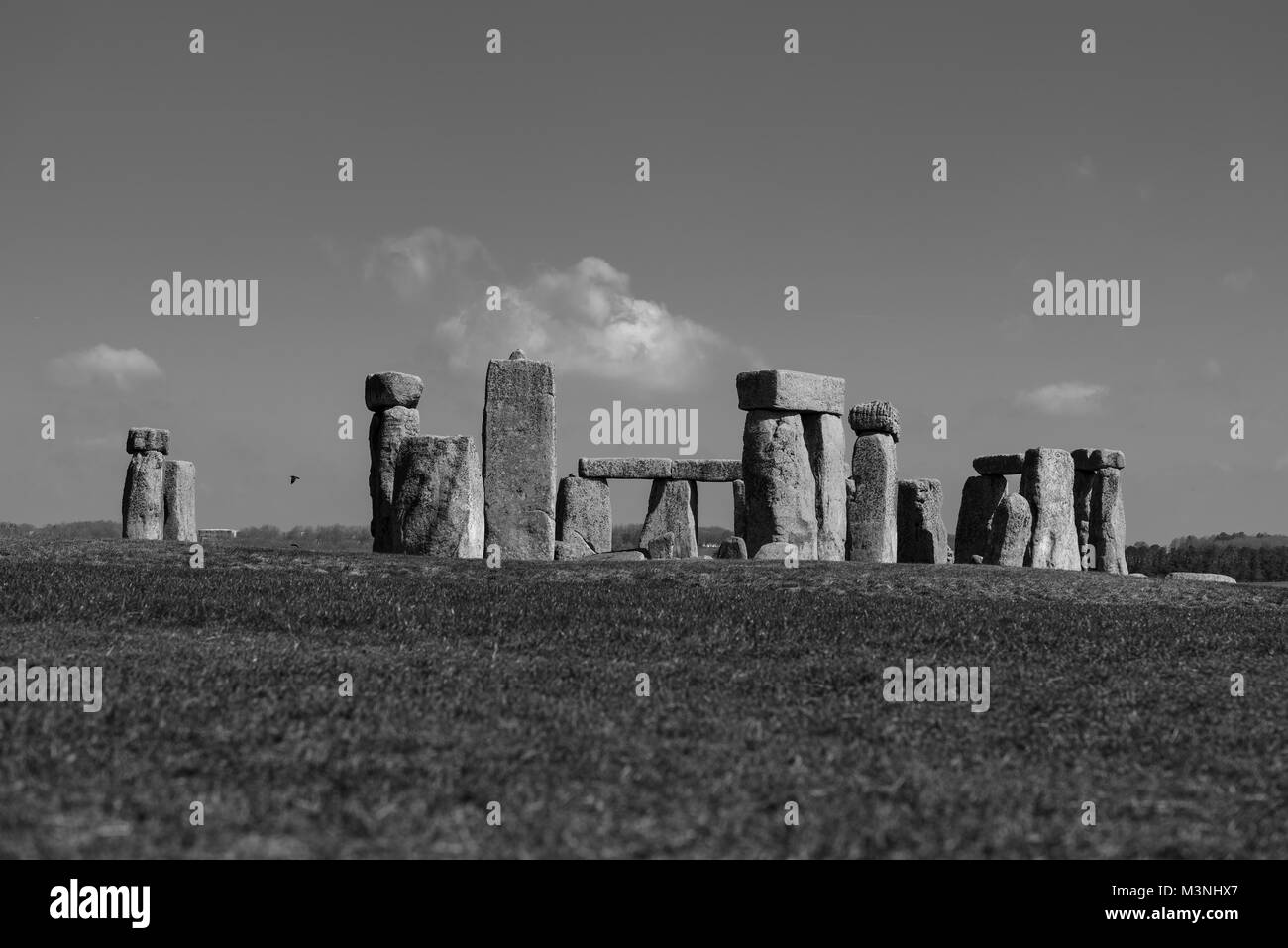 Stonehenge, Wiltshire - immagine monocromatica del cerchio di pietra su una tranquilla giornata con nessun popolo visibile Foto Stock