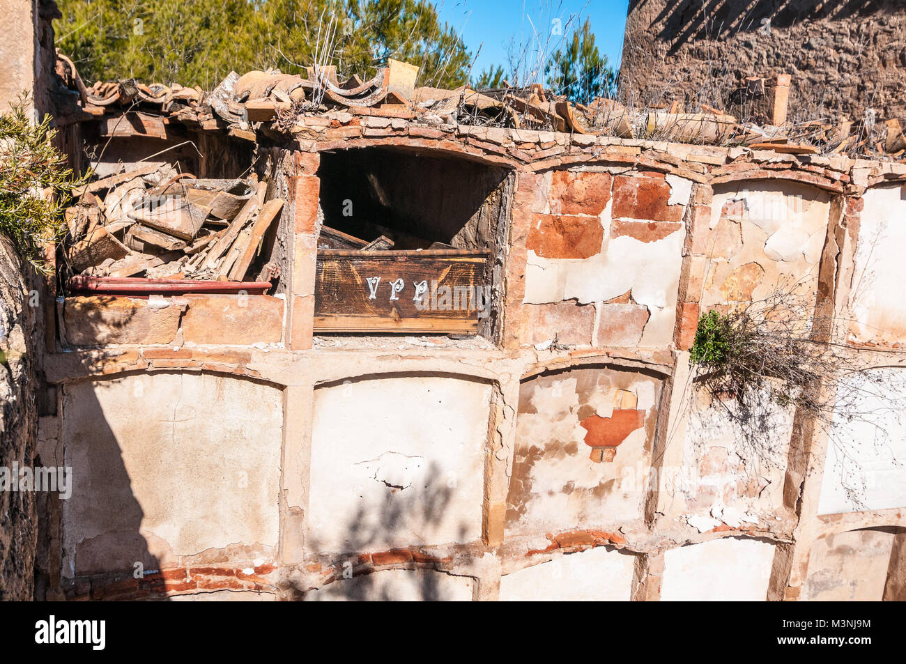 Cimitero vecchio muro tombe, open grave, Aguilar de Segarra, Catalogna, Spagna Foto Stock