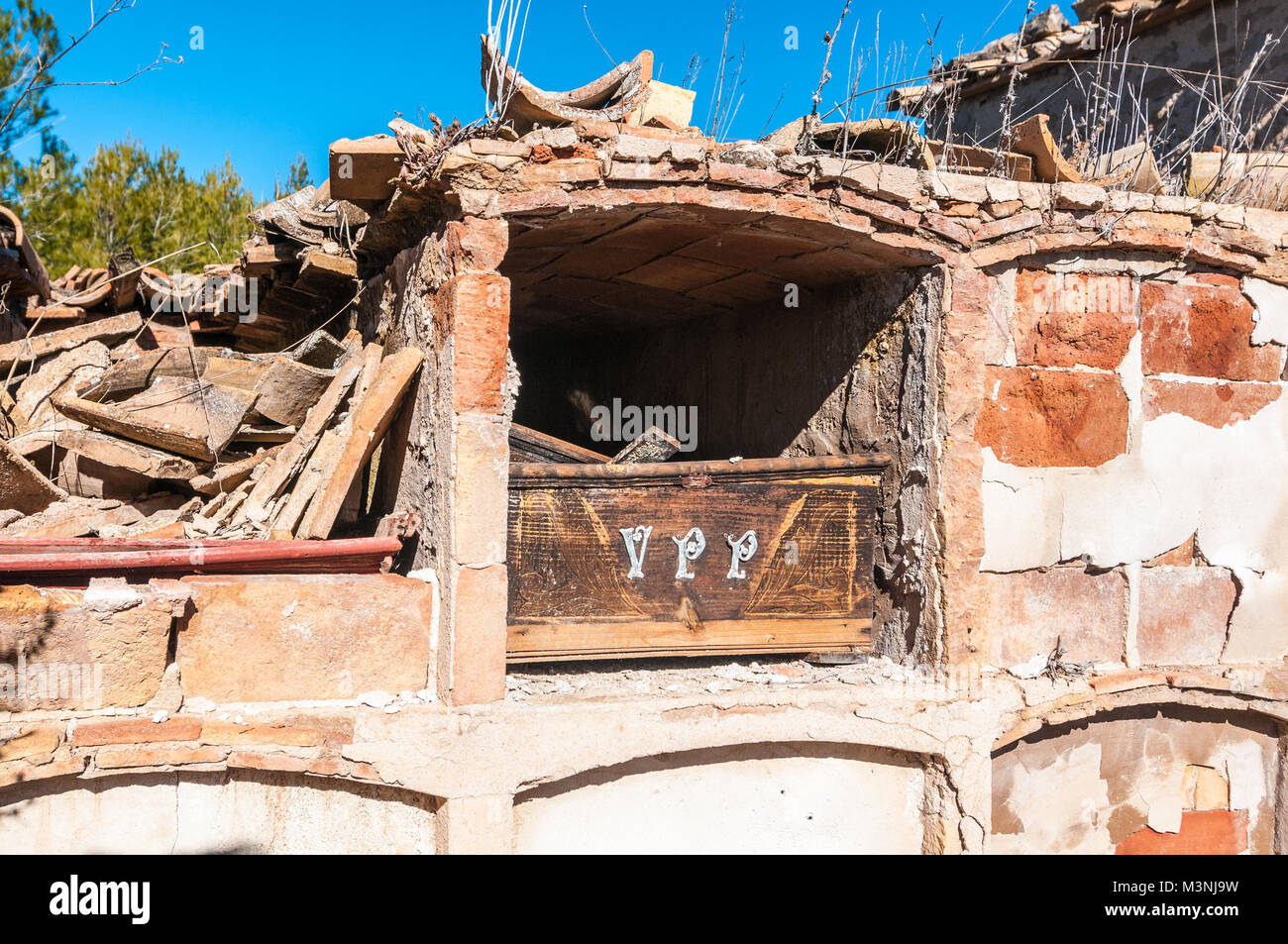 Cimitero vecchio muro tombe, open grave, Aguilar de Segarra, Catalogna, Spagna Foto Stock