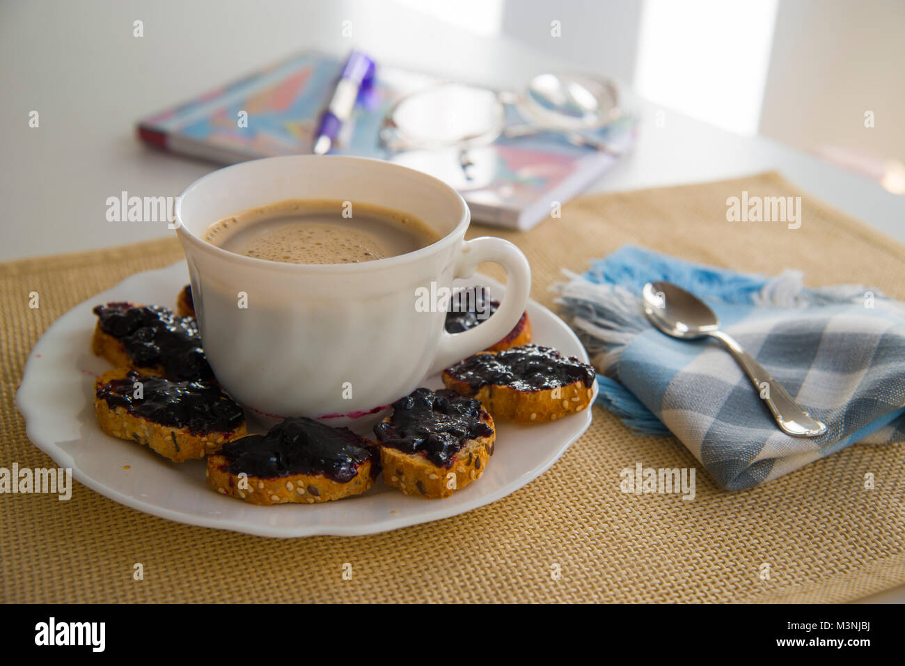 Tazza di caffè con toast e marmellata. Foto Stock