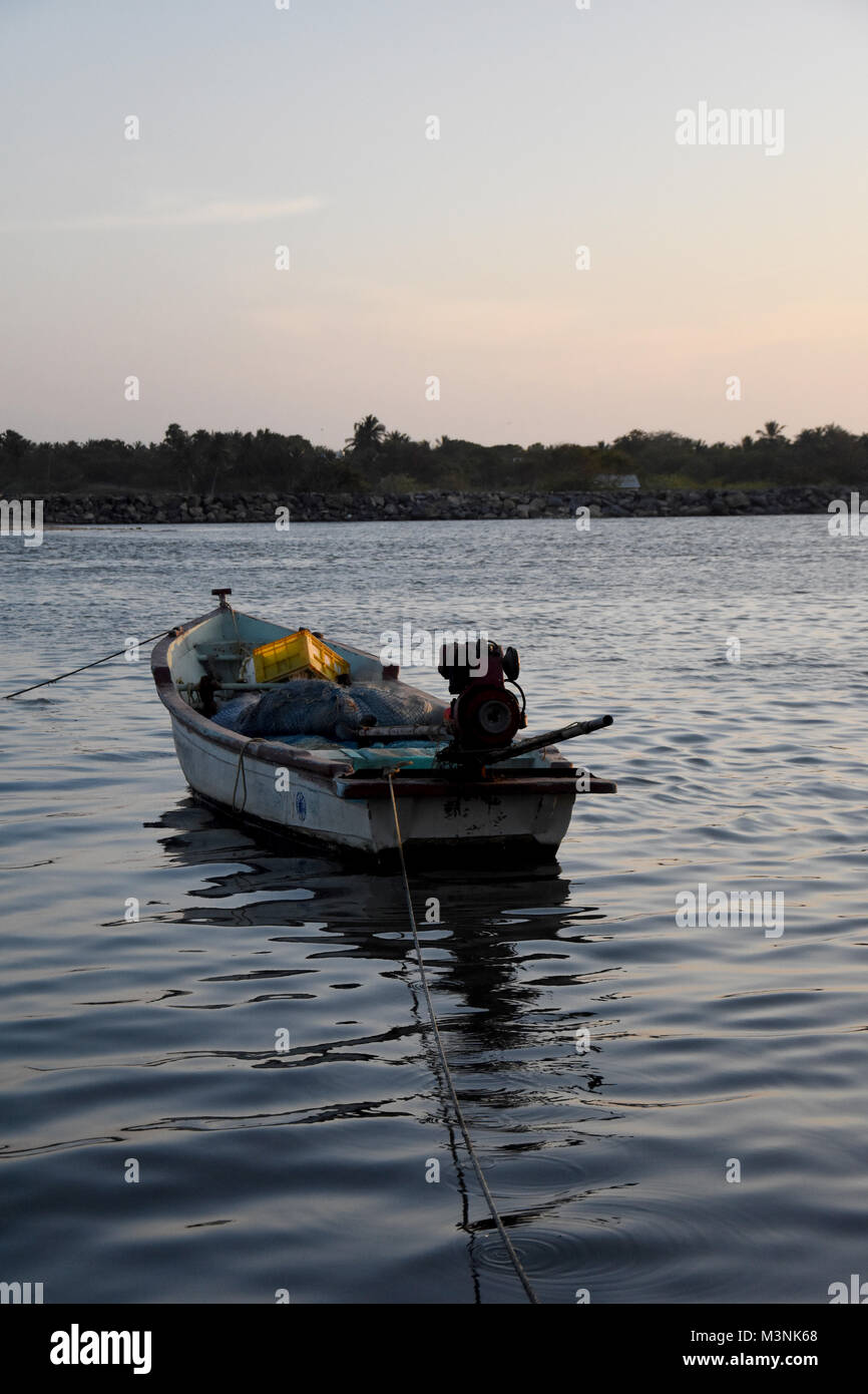 Barche da pesca su un mare calmo. Foto Stock