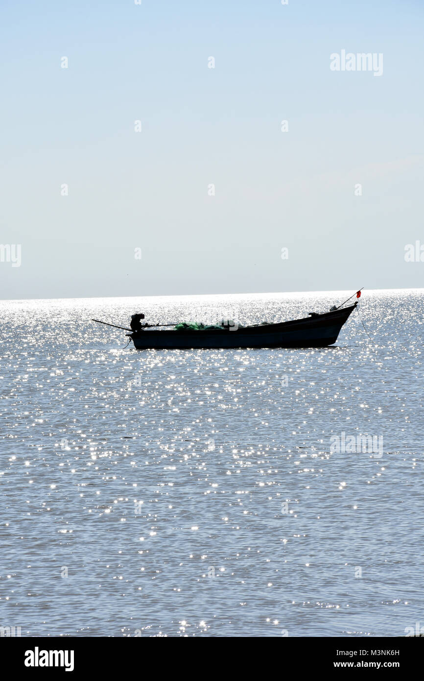 Barche da pesca su un mare calmo. Foto Stock