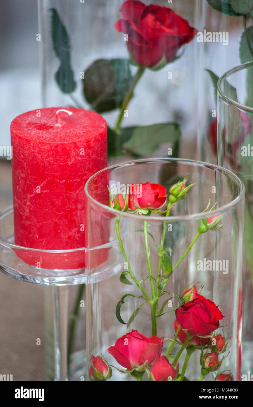 Diversi bicchieri di vino rosato in primo piano, fiori, torte e spuntini presso la mensa conviviale Foto Stock