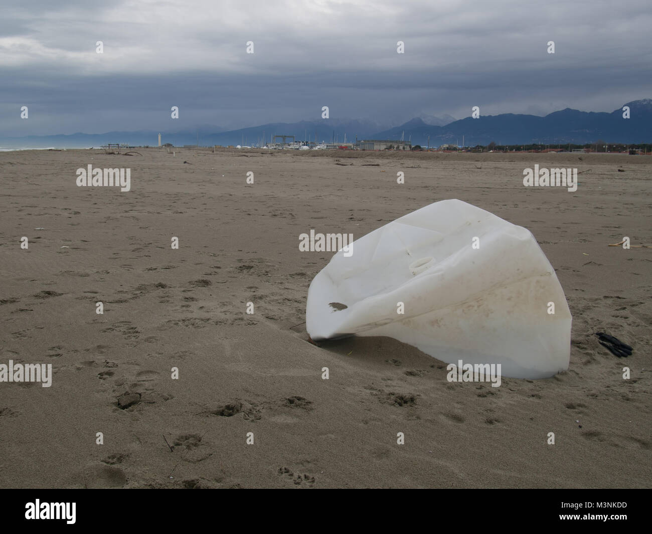 Rifiuti plastici, contenitore, sulla spiaggia. Inquinamento ambientale. Foto Stock