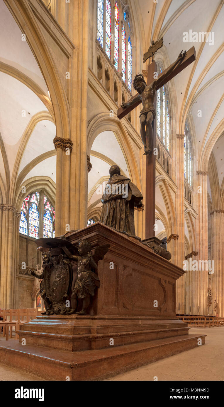 Il monumento in bronzo al Cardinale Prince-Bishop Philipp Wilhelm,1611, Cattedrale di Ratisbona (Duomo di San Pietro o Regensburger Dom), in Baviera, Germania, Foto Stock
