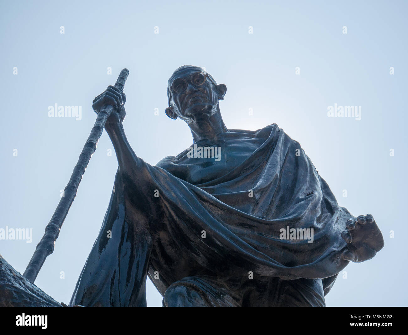 Gandhi statua isolata su sfondo blu Foto Stock